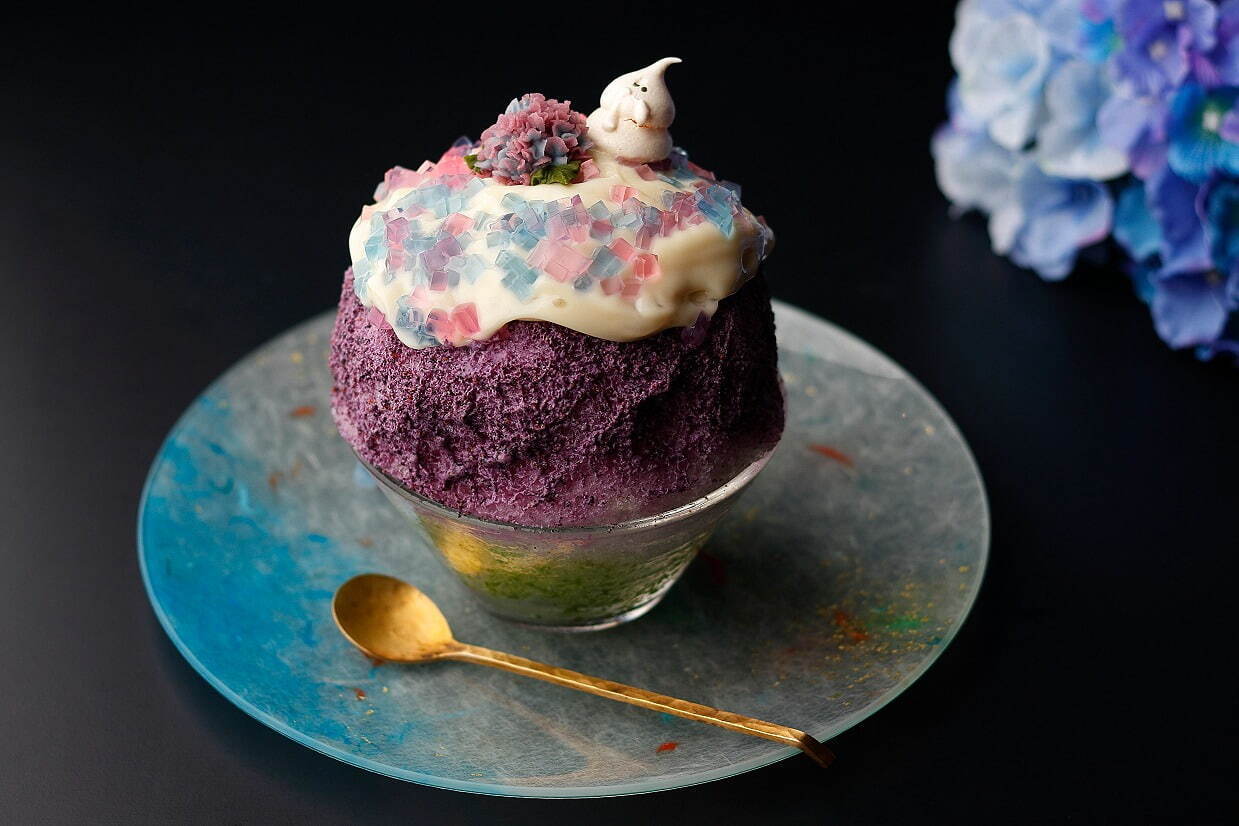 ＜氷おばけ＞“食べられるアジサイ”「紫陽花氷」青×紫×ピンクのあんこのお花