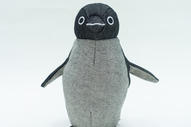 Suicaのペンギン、“エドウインのブラックデニム”使用のぬいぐるみ