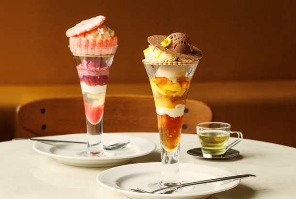 左から)「Parfait aux charlotte peche〜桃づくしパフェ〜」2,500円、ドリンク付き 3,050円
「Parfait de Chapeau de Paille Mangue〜マンゴーの麦わら帽子パフェ〜」2,500円、ドリンク付き 3,050円