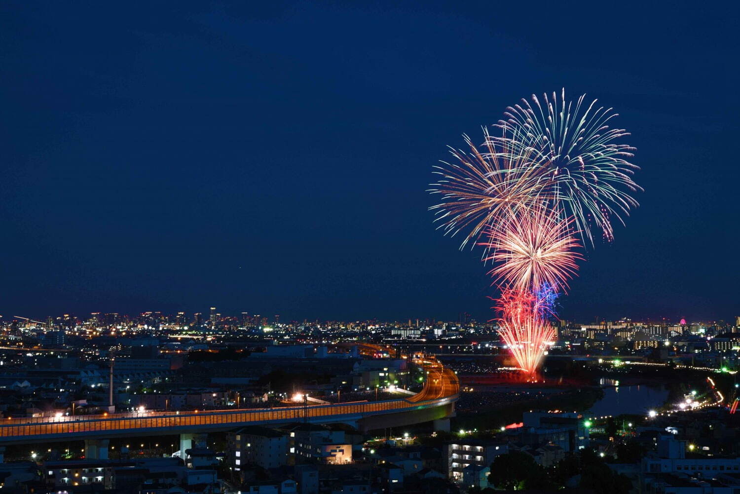 関西の花火大会＜2023年夏＞大阪・京都・兵庫など開催情報まとめ、日時・チケット・打ち上げ場所ほか｜写真1