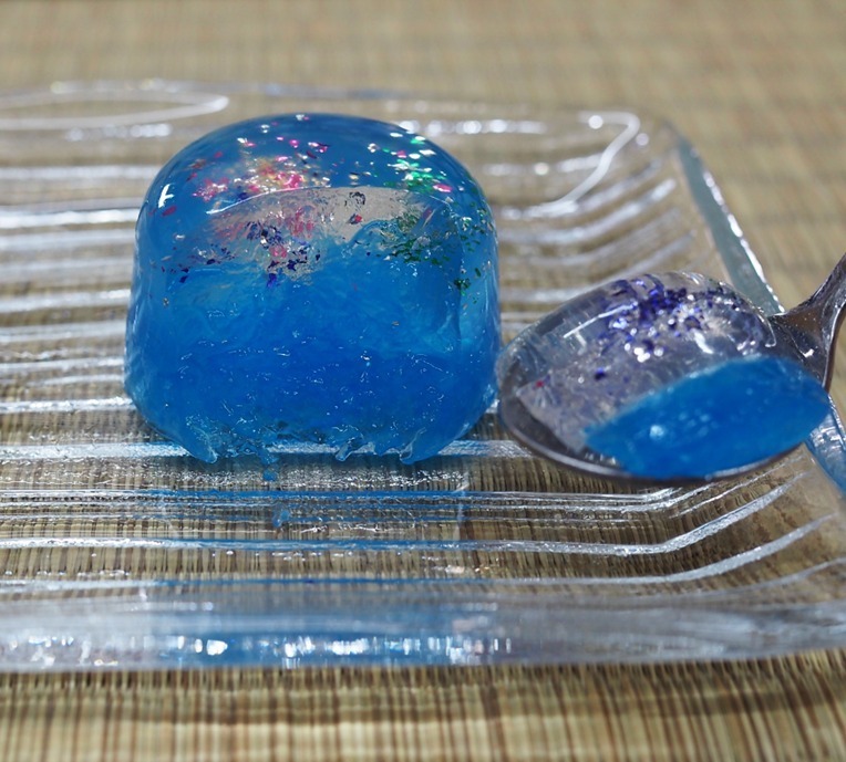 お亀堂の新作和菓子「打上花火」夏限定で、きらめく銀箔＆金箔で“夜空の花火”をイメージ｜写真4