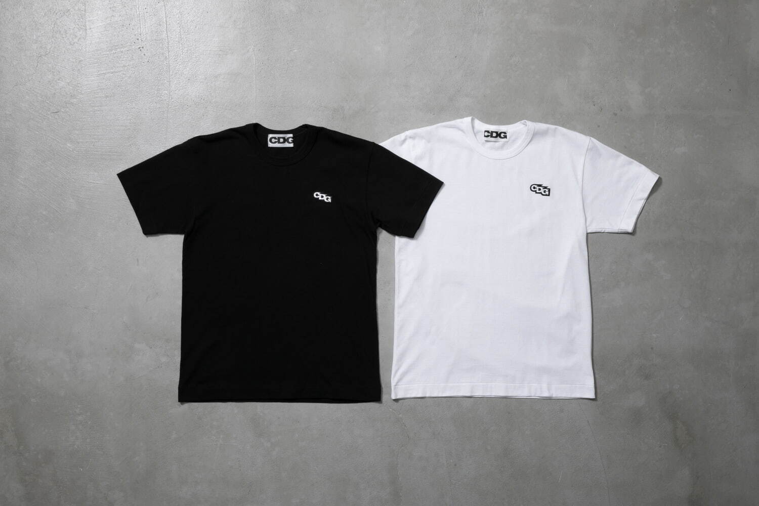 コム デ ギャルソンの「CDG」ワッペンロゴ付きTシャツ＆バックパックを