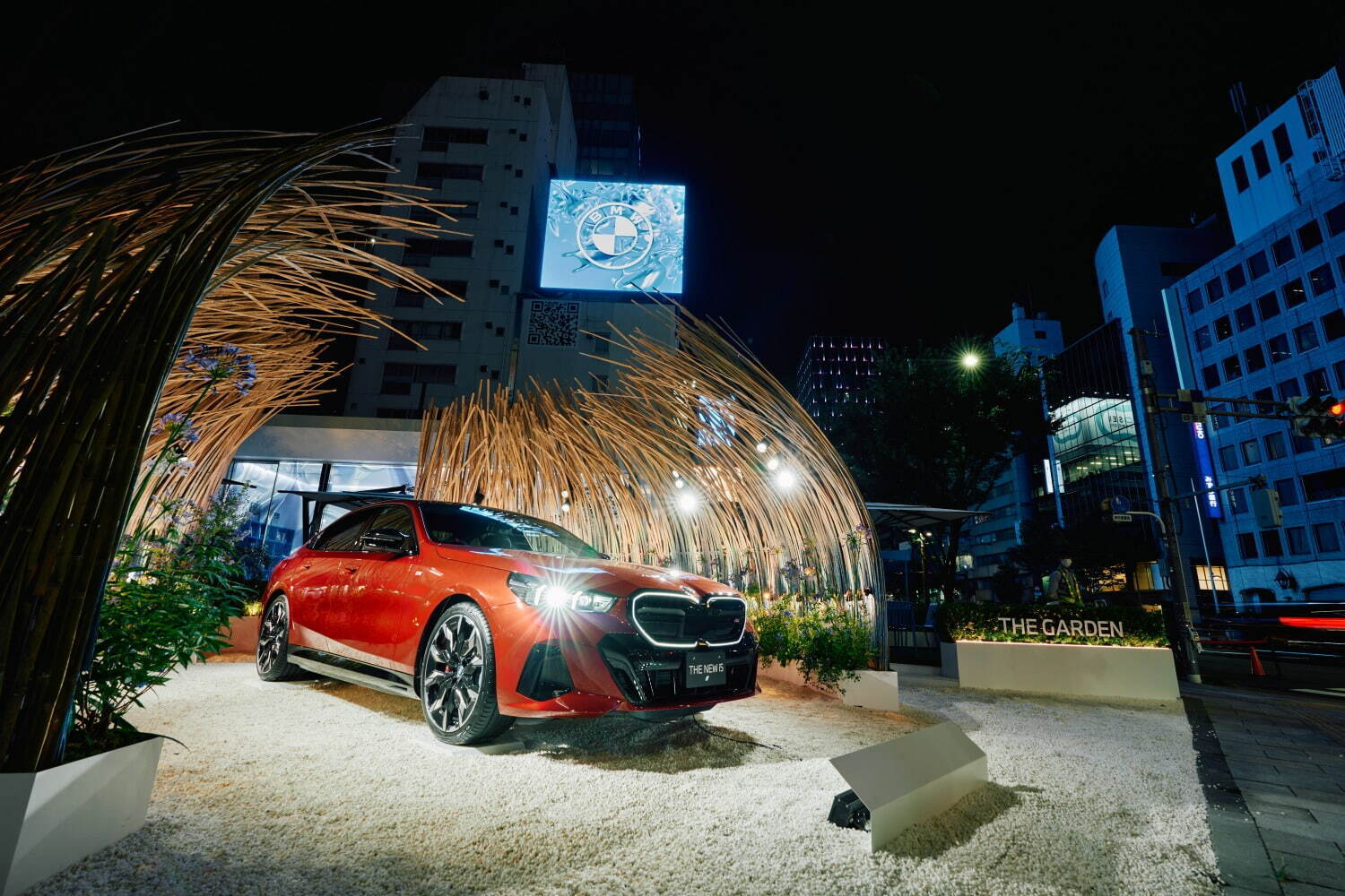 BMWの期間限定イベントが表参道で、日本初！電気自動車「BMW i5」展示＆限定フードメニューも｜写真1