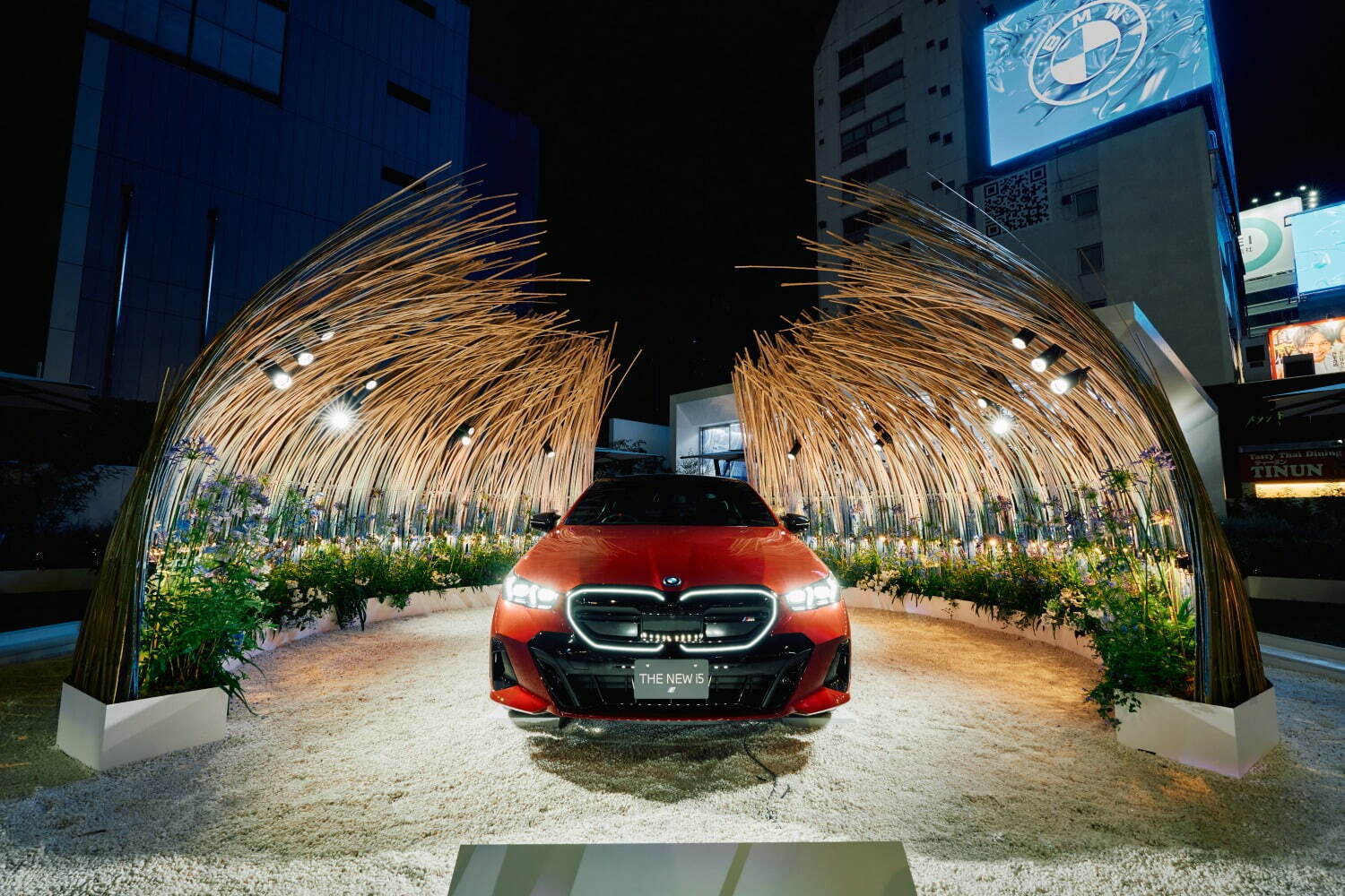 BMWの期間限定イベントが表参道で、日本初！電気自動車「BMW i5」展示＆限定フードメニューも｜写真3