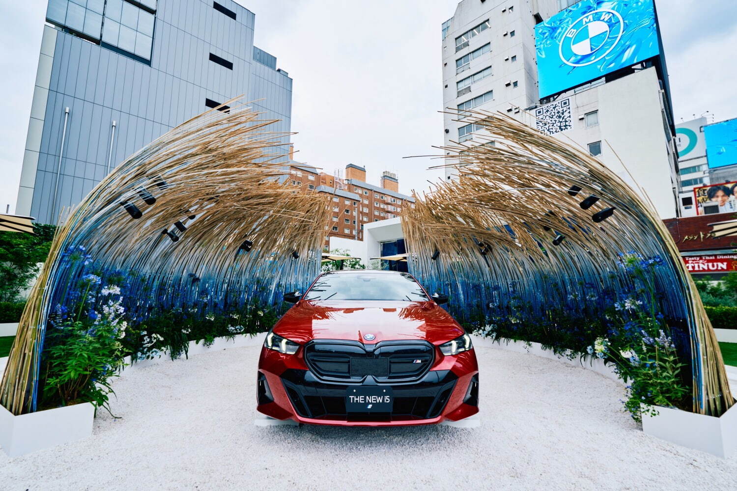 BMWの期間限定イベントが表参道で、日本初！電気自動車「BMW i5」展示＆限定フードメニューも｜写真17