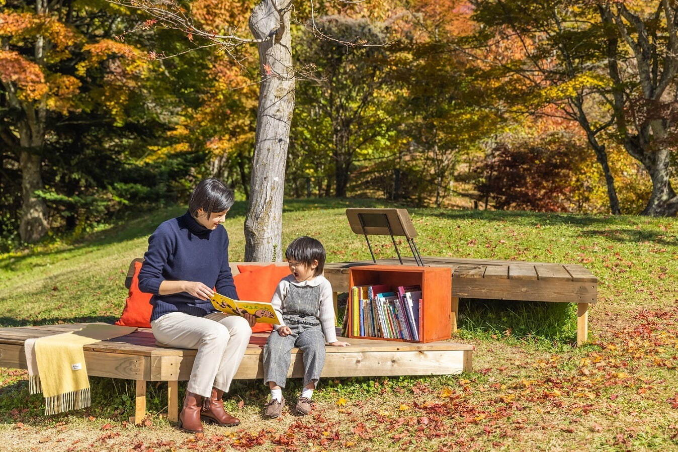 紅葉の中で読書を満喫する「紅葉図書館」軽井沢星野エリアで、どら焼きやりんごドリンクも｜写真6