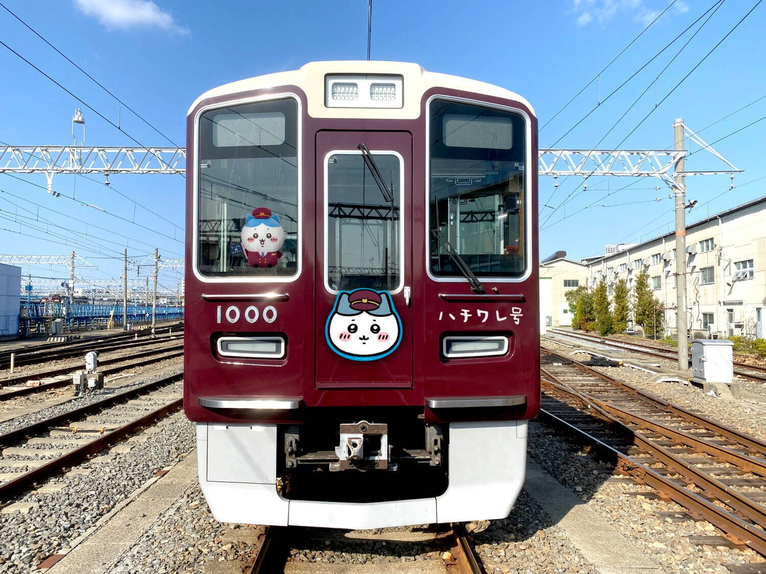 写真19/39｜「ちいかわ×阪急電車」マルーンカラーの制服を着たハチワレ