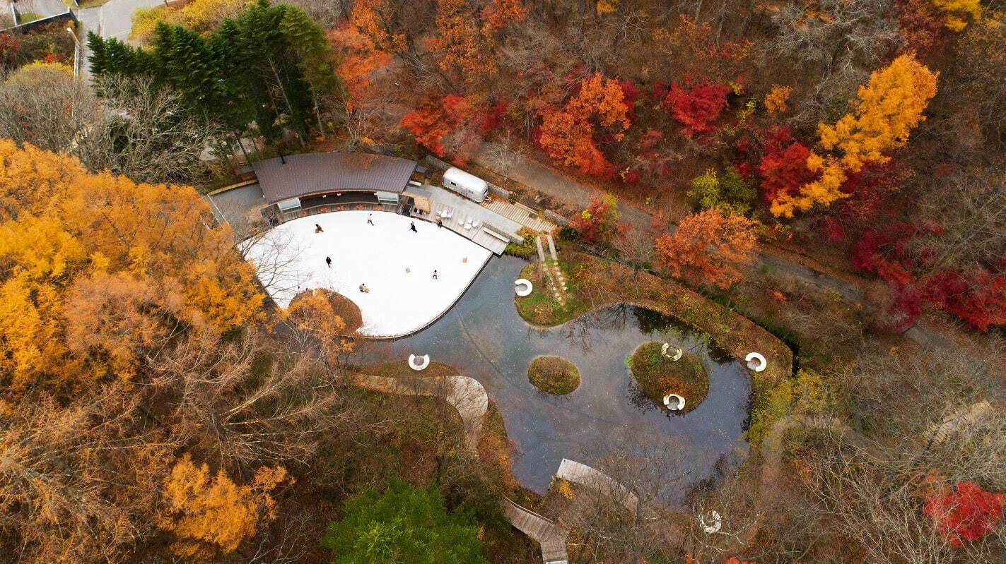 軽井沢星野エリア「ケラ池スケートリンク」秋は紅葉＆冬は天然氷でスケートを満喫、森着想のドリンクも｜写真17