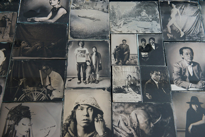 フォトグラファー本間日呂志らによる湿板肖像写真展「NUN」原宿で開催 | 写真