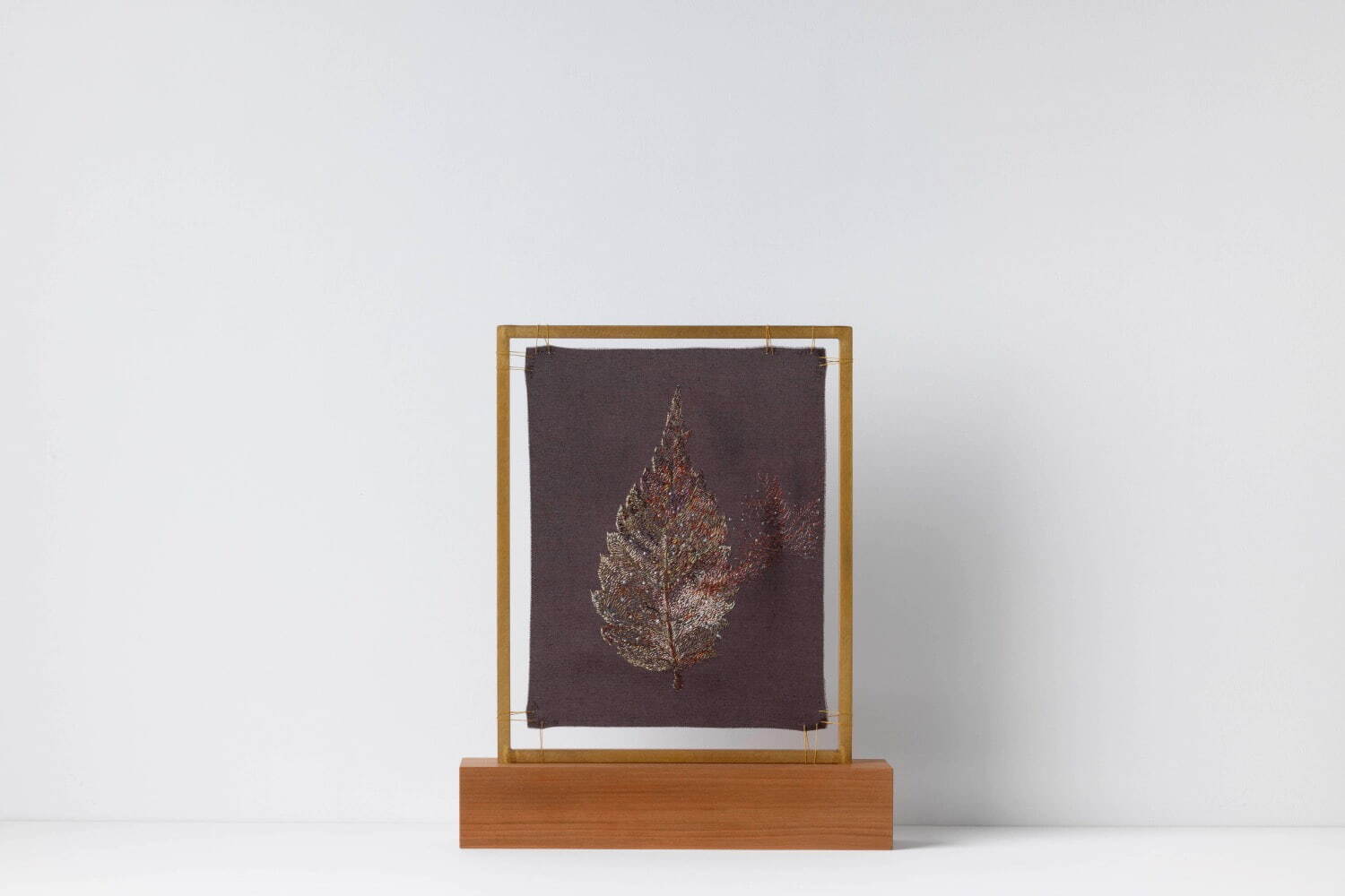 Aya Cagiu, <i width="1500" height="1000">Phoenix</i>
28.0×23.0×5.5cm, silk embroidery on dyed silk cloth, brass, wood (framed)
photo: Masashi Kuma