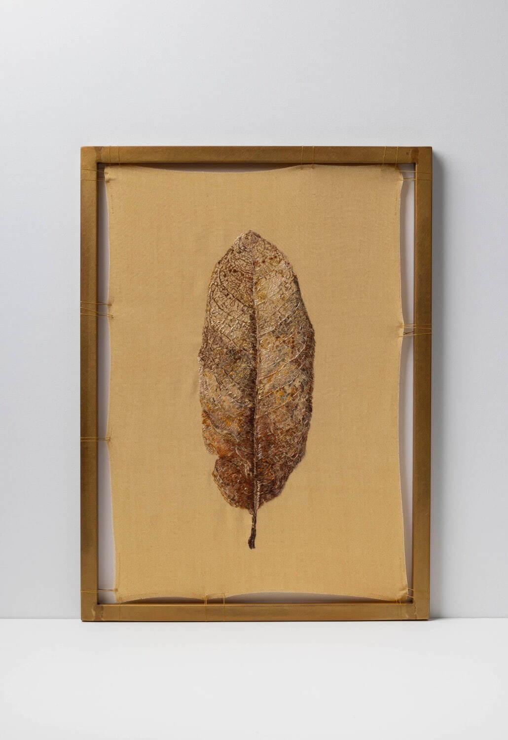 Aya Cagiu, <i width="1030" height="1500">Alchemist,</i> 2023
42.0×31.0×1.5cm, silk embroidery on dyed silk cloth, brass (framed)
photo: Masashi Kuma