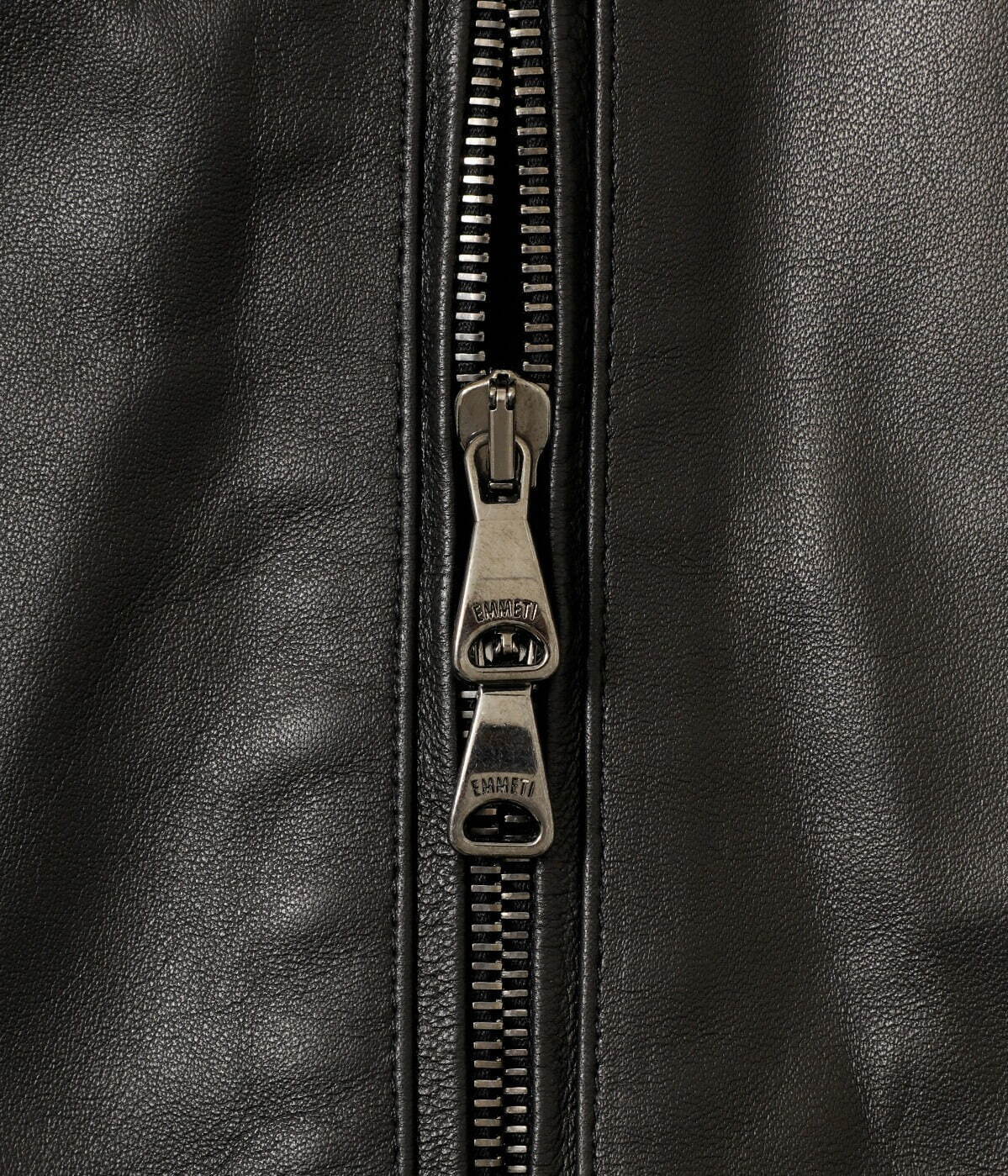 エンメティ×アークネッツのライダースジャケット、2種類のレザーを使い分けた“異素材”ボディ｜写真4