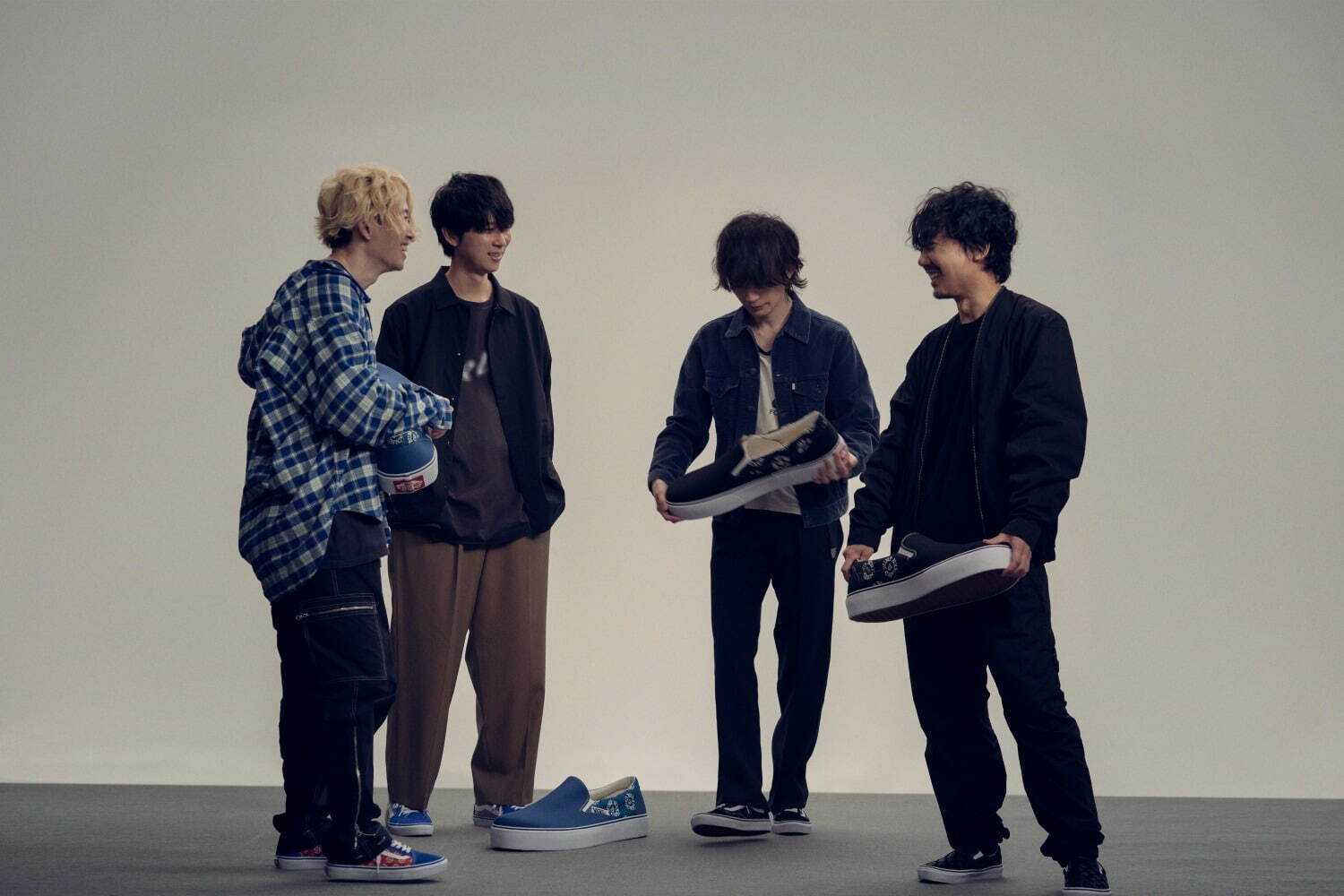 VANS×BUMP OF CHICKENコラボスニーカー、バンド名ロゴ入り「オールド