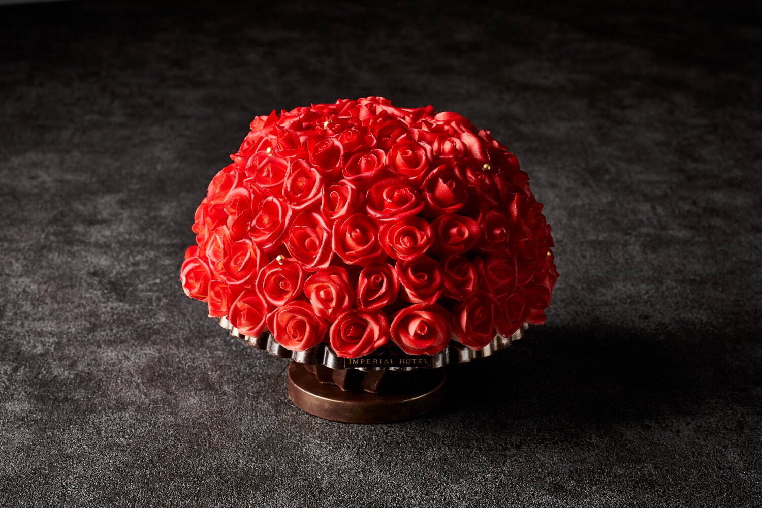 帝国ホテル 東京のクリスマス2023、“赤いバラが咲く”ショートケーキやトリュフケーキなど｜写真1