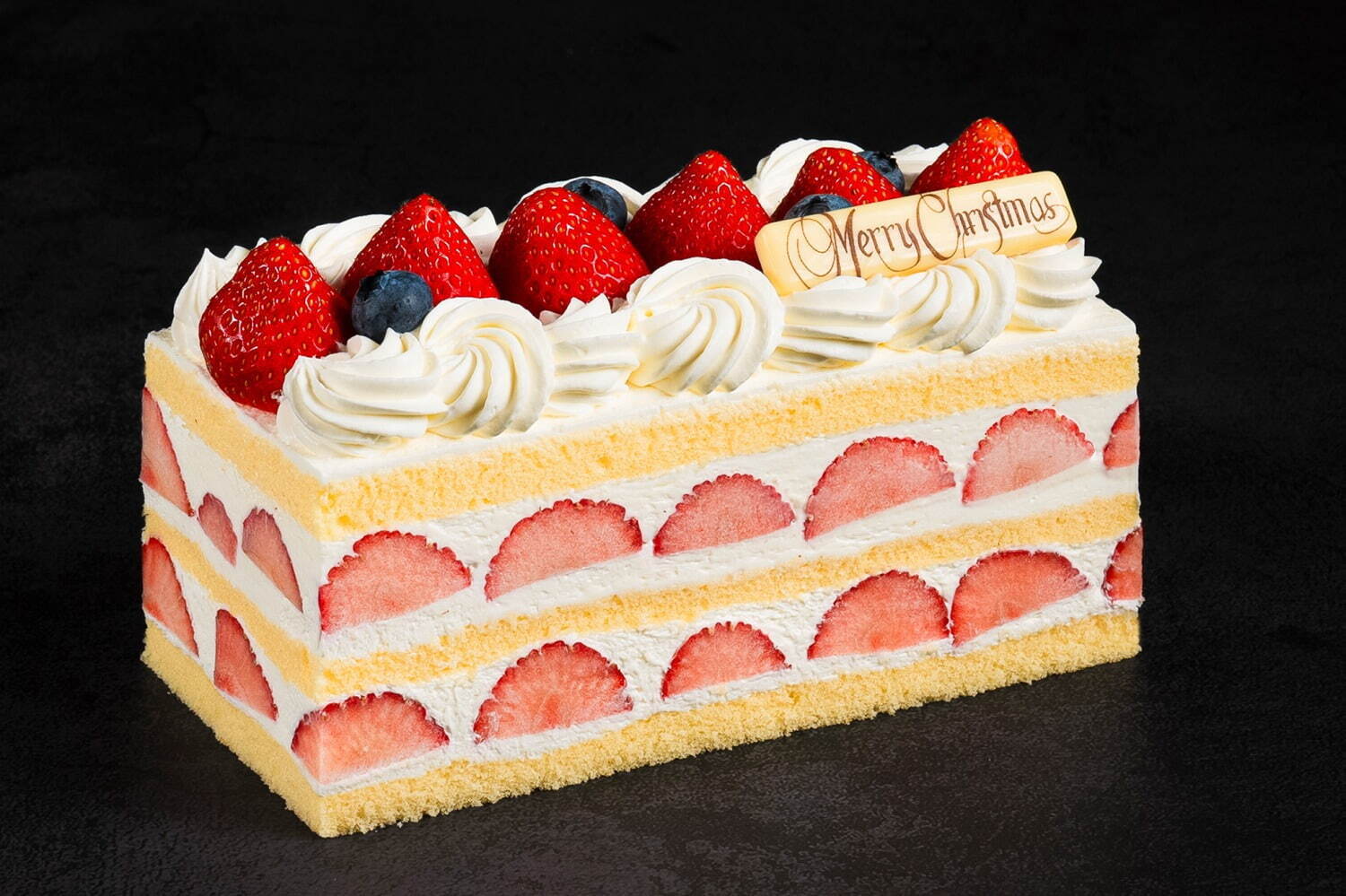 京王プラザホテル23年クリスマスケーキ、三段に重なる本型ケーキ＆白いちごの純白ショートケーキなど｜写真2