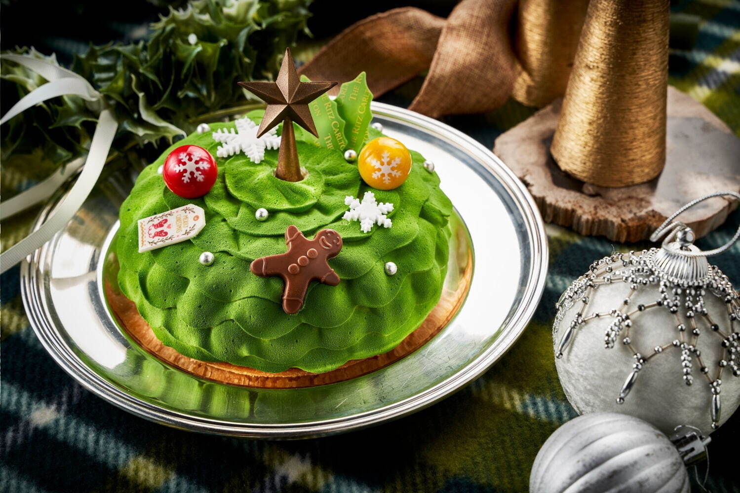 ザ・リッツ・カールトン大阪の2023年クリスマスケーキ、たっぷり苺を閉じ込めた“花びら”ケーキほか｜写真5