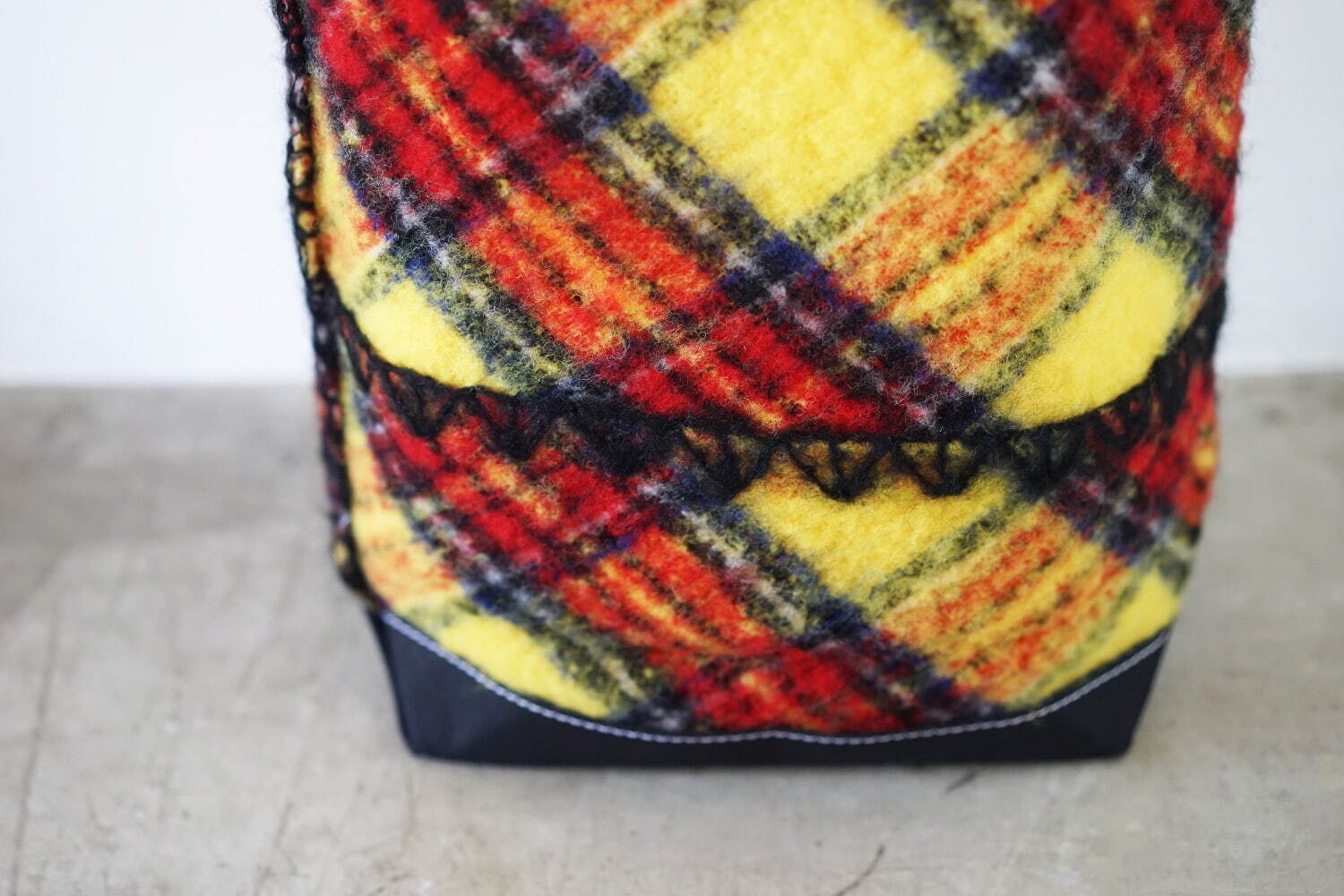 タオ×テンベア“刺繍入り”タータンチェックのトートバッグ、初の手袋も 