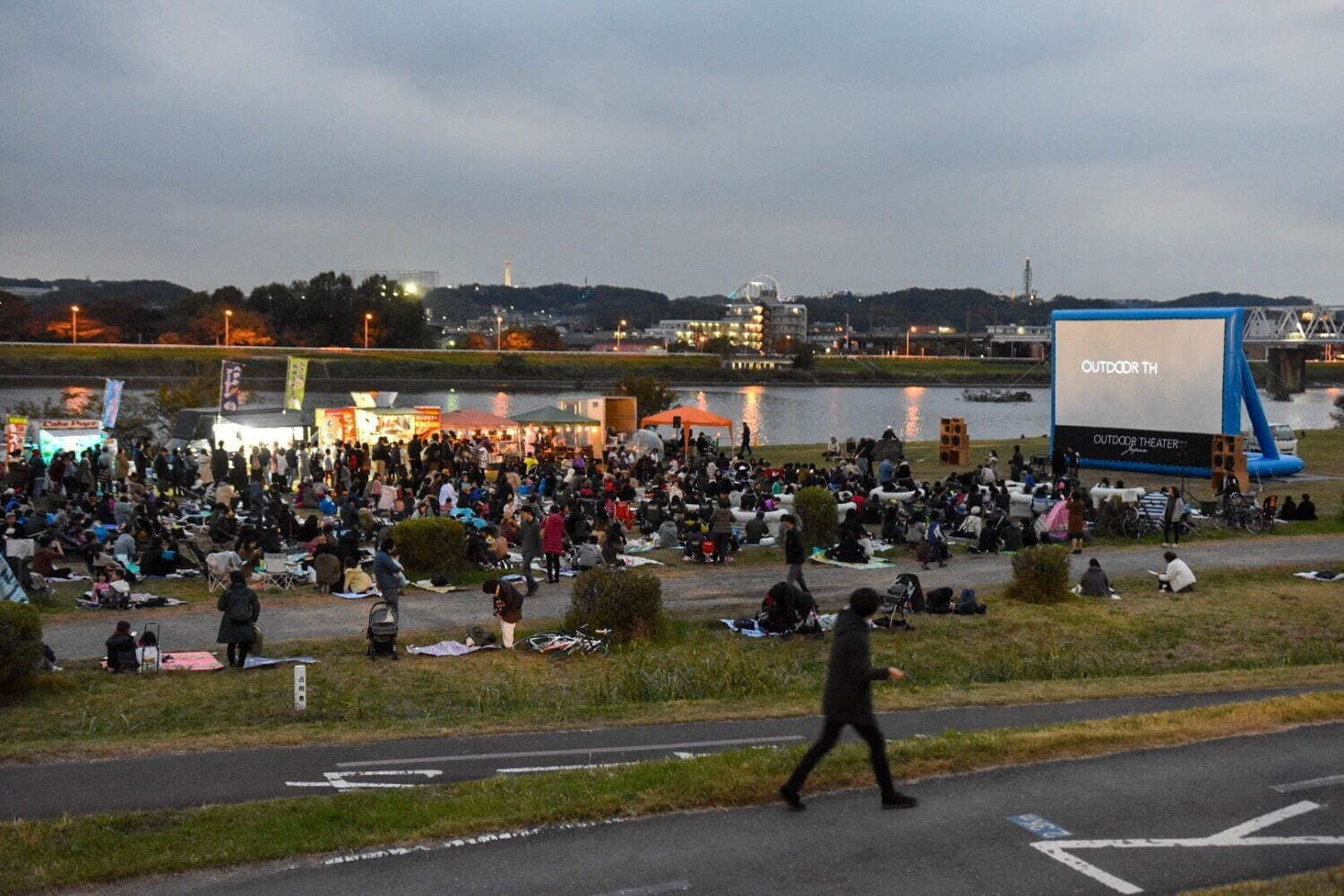 『花束みたいな恋をした』を多摩川河川敷で - 聖地巡礼型の無料野外映画イベント、フードや雑貨も｜写真4