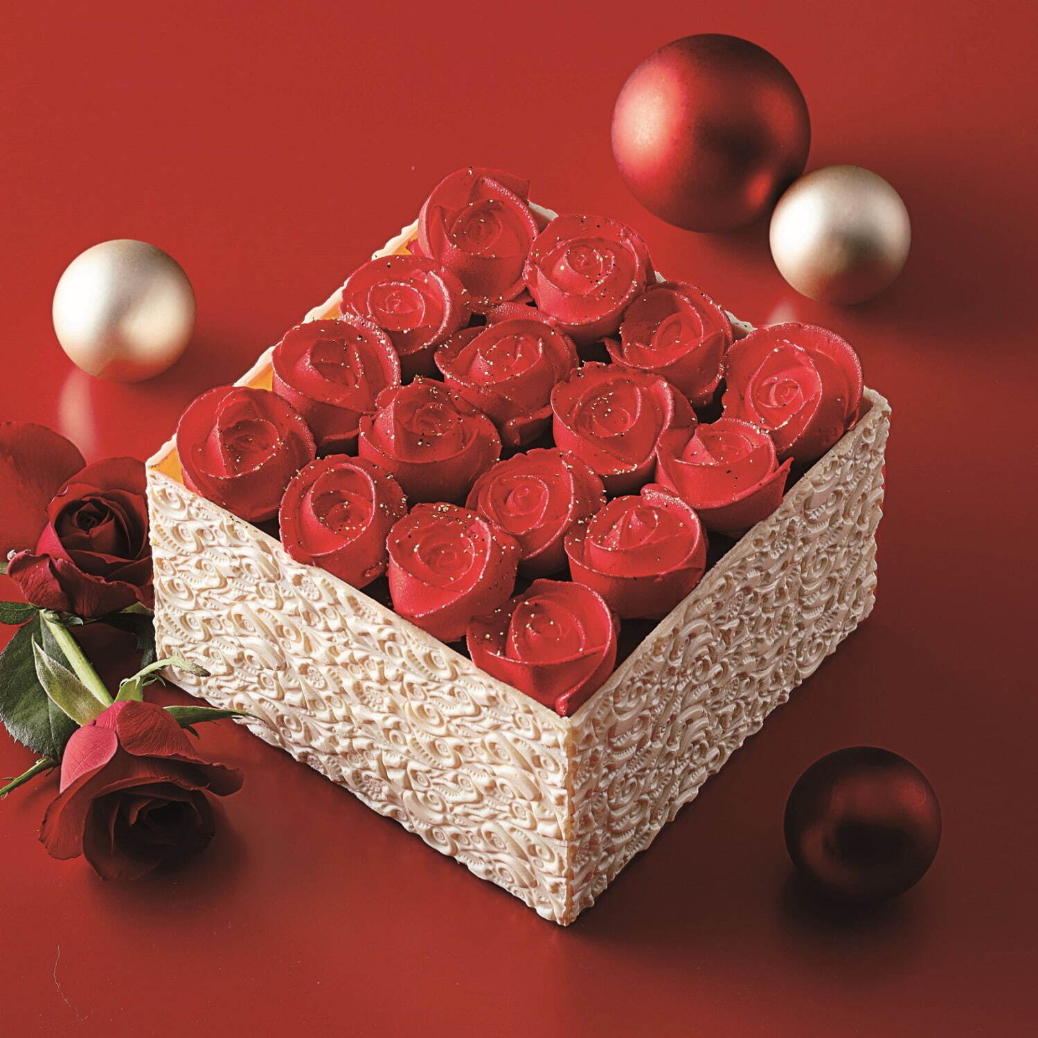 西武池袋本店23年クリスマスケーキ、“ベアサンタ”のチョコムース＆バラが彩るホワイトチョコボックス｜写真10