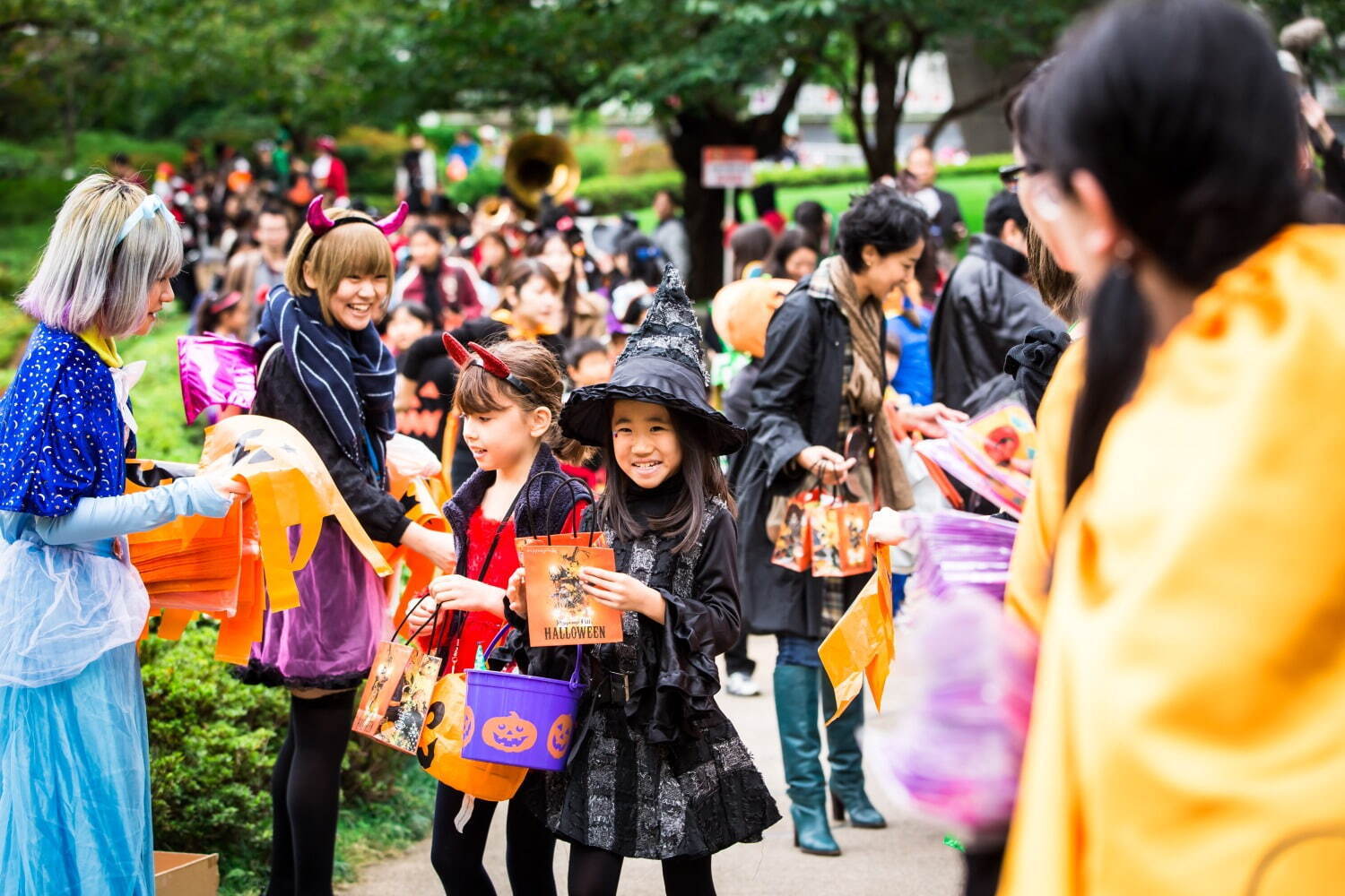 「六本木ヒルズ ハロウィン 2023」仮装して街をパレード、わたあめなどキッチンカーも出店｜写真6