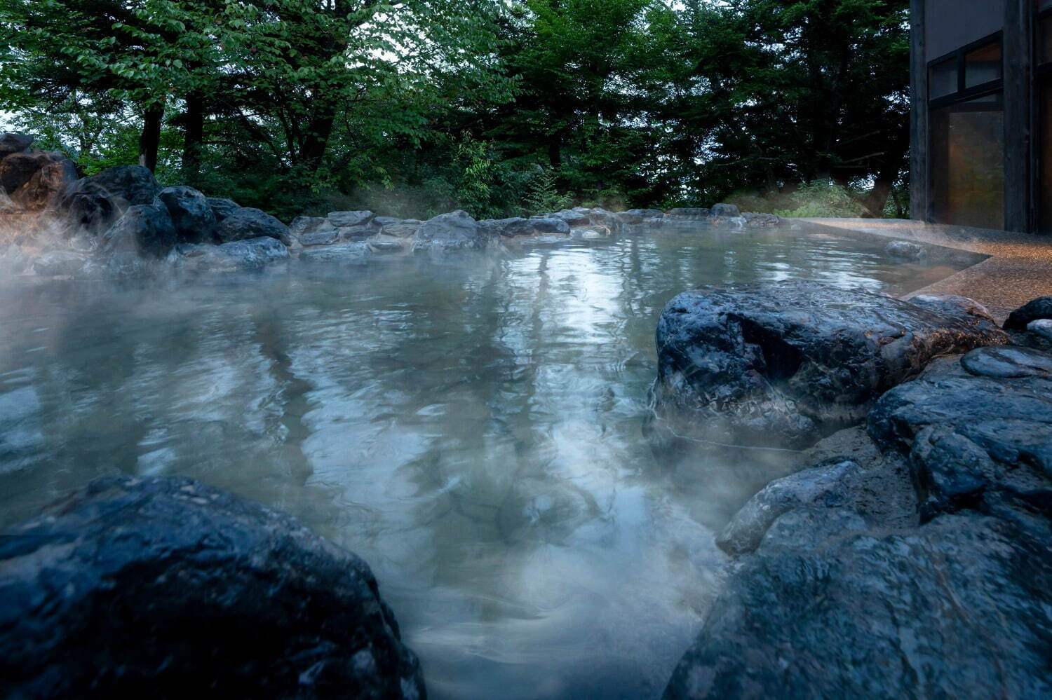 星野リゾート「界 秋保」宮城県・秋保温泉に開業、紺碧色の客室＆渓流の音を楽しむ露天風呂｜写真16