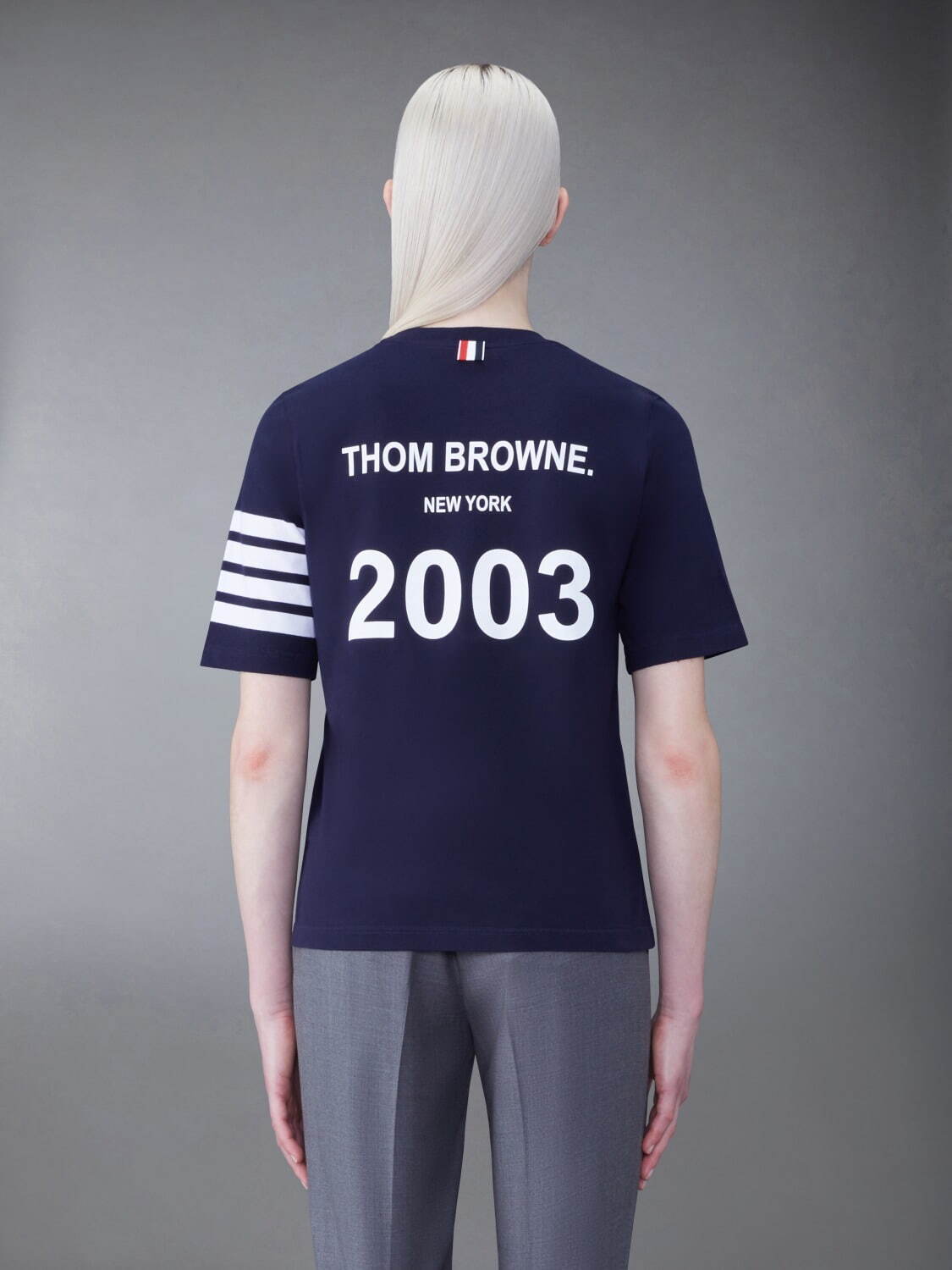 トム ブラウンの設立年“2003”を施した20周年Tシャツ＆ジャケット、伊勢丹新宿店で先行発売｜写真7