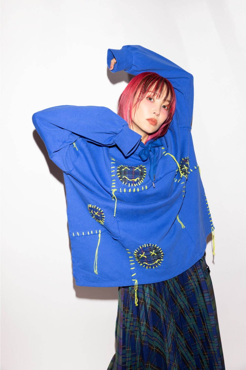 キャンディストリッパー×LiSA、アルバムの世界観を表現したロンTや星柄ニットフーディー｜写真12