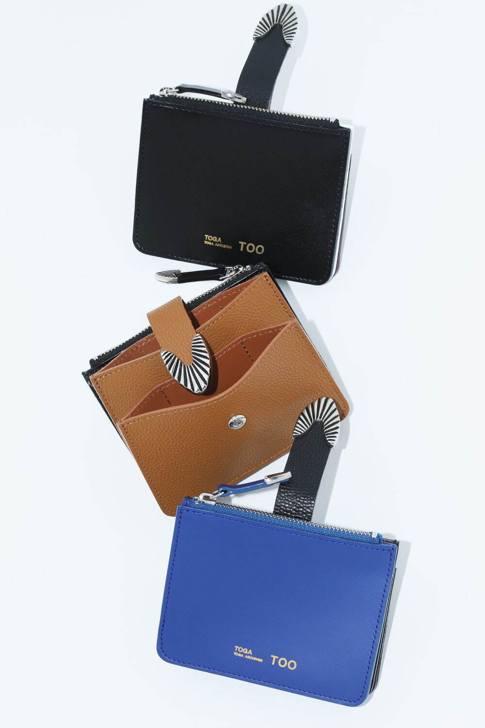 TOGA TOOの2024年春夏バッグ＆財布、ウエスタン調メタルパーツを施した