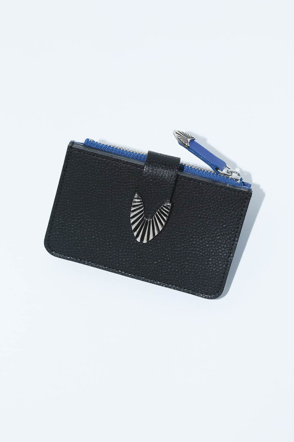 TOGA TOOの2024年春夏バッグ＆財布、ウエスタン調メタルパーツを施した