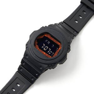 G-SHOCK×スタジオ セブンの腕時計、オレンジの“CAUTION”ロゴ入り文字盤 