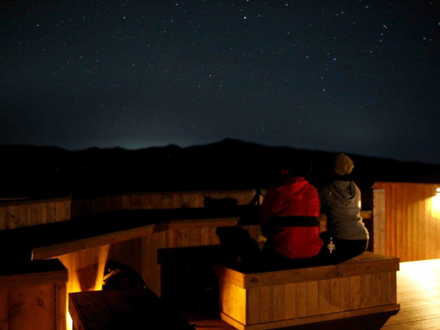 星空と繋がる絶景スポット「摩周湖カムイテラス ～青のプラネタリウム～」1万超の光に包まれて星空観賞｜写真5