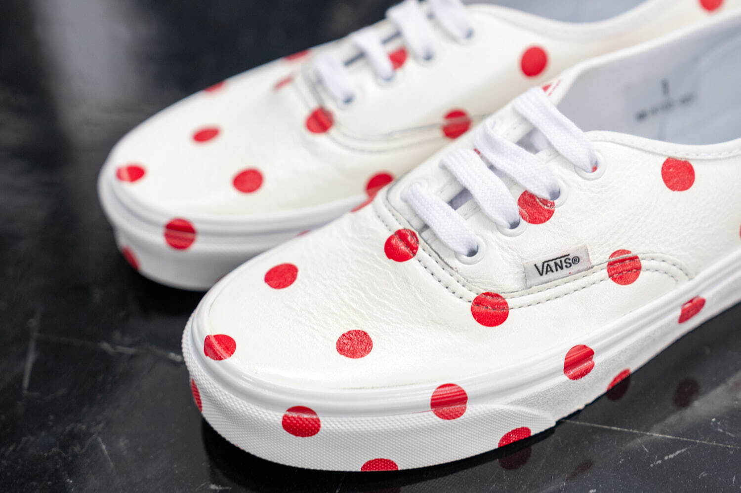 コム デ ギャルソン・ガール×VANS、“赤いドット柄”プリントのコラボスニーカー｜写真2