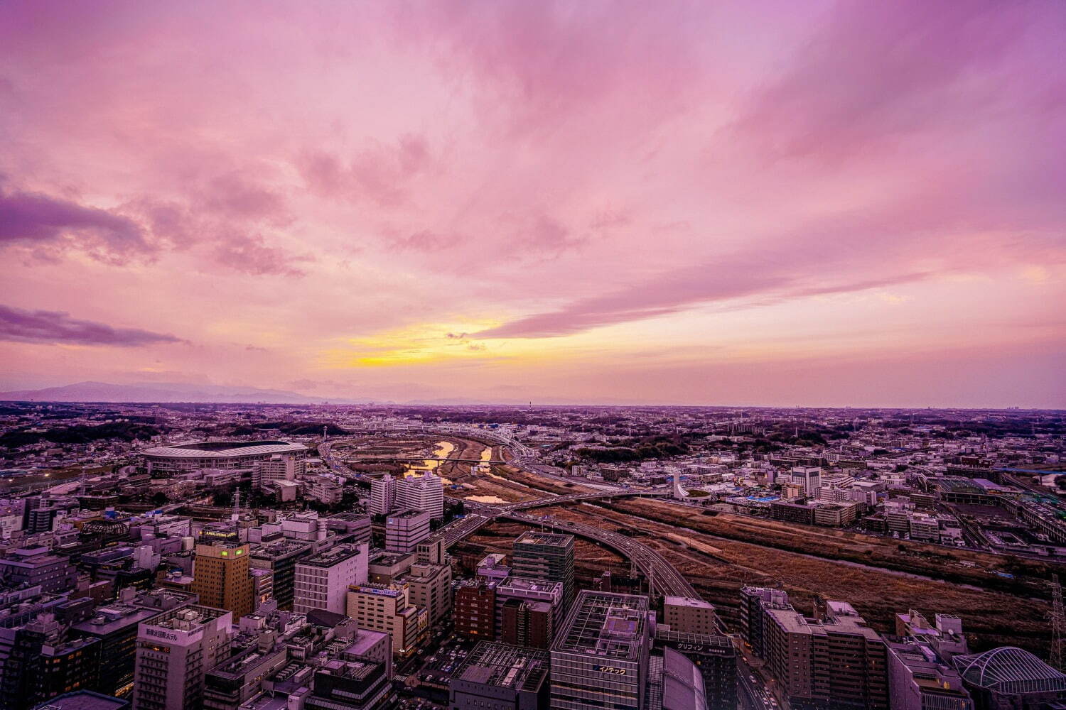 “絶景で楽しむ”「天空のクリームソーダ」新横浜プリンスホテルで、青空や夕焼けなど3色の空模様｜写真2