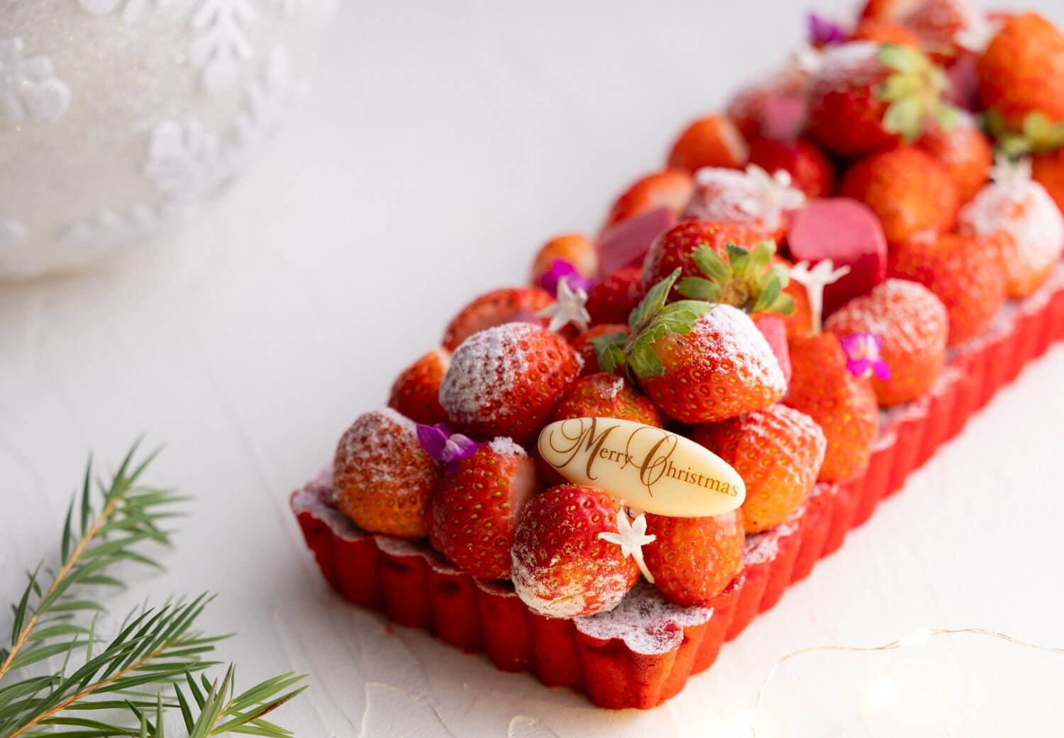 ヒルトン大阪のクリスマスケーキ2023、雪化粧した家型のムースやギフトボックス風ミニケーキ｜写真3