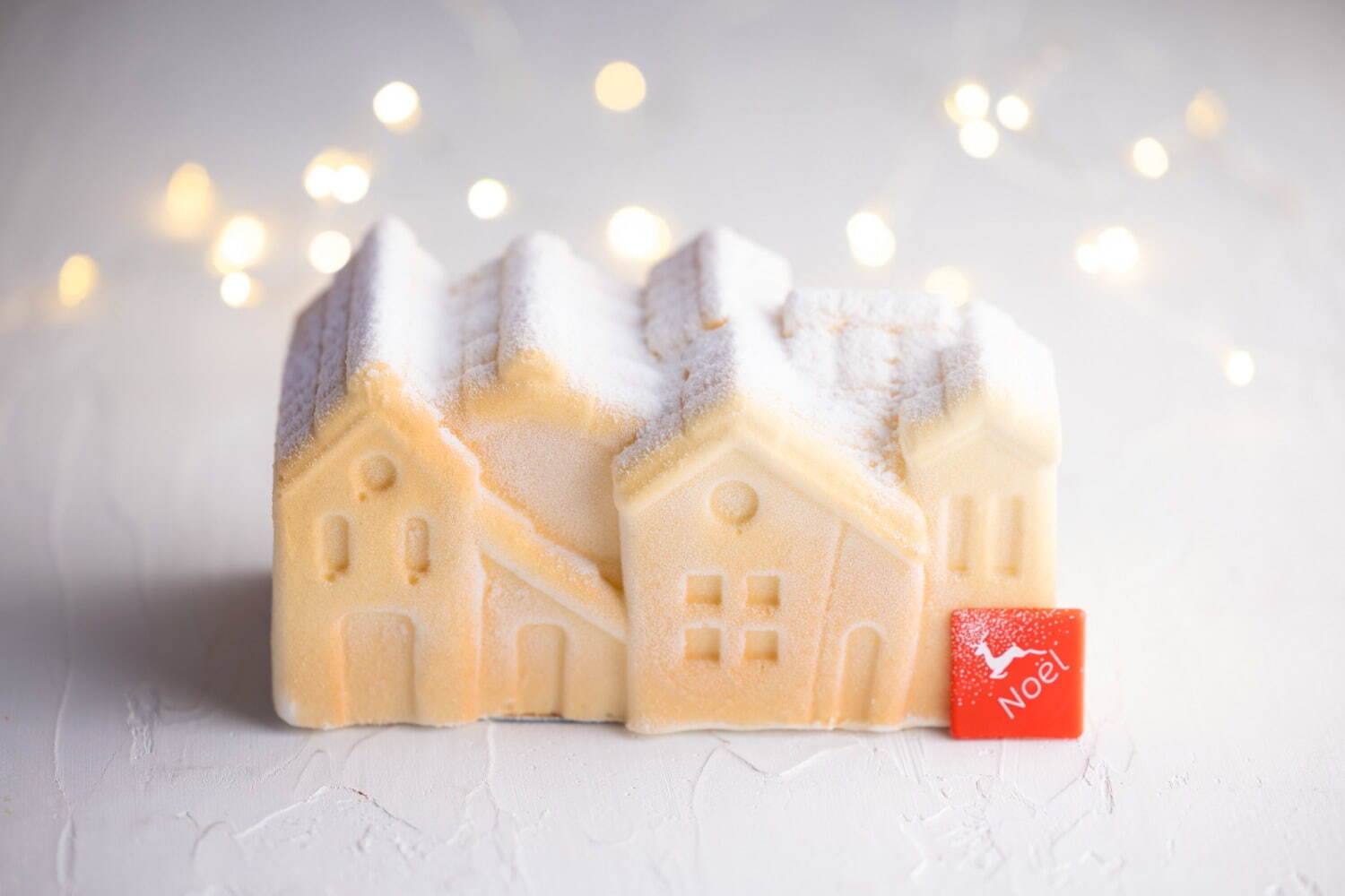 ヒルトン大阪のクリスマスケーキ2023、雪化粧した家型のムースやギフトボックス風ミニケーキ｜写真1