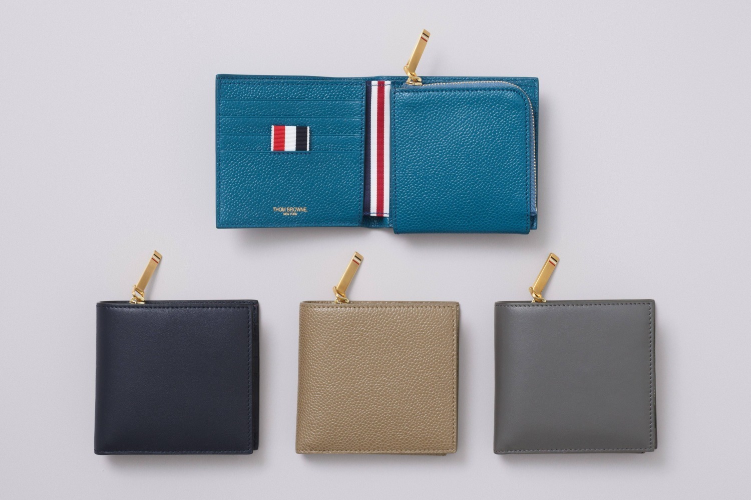 トム ブラウンの財布に鮮やかコバルトブルー＆グレージュの新色、2WAY 