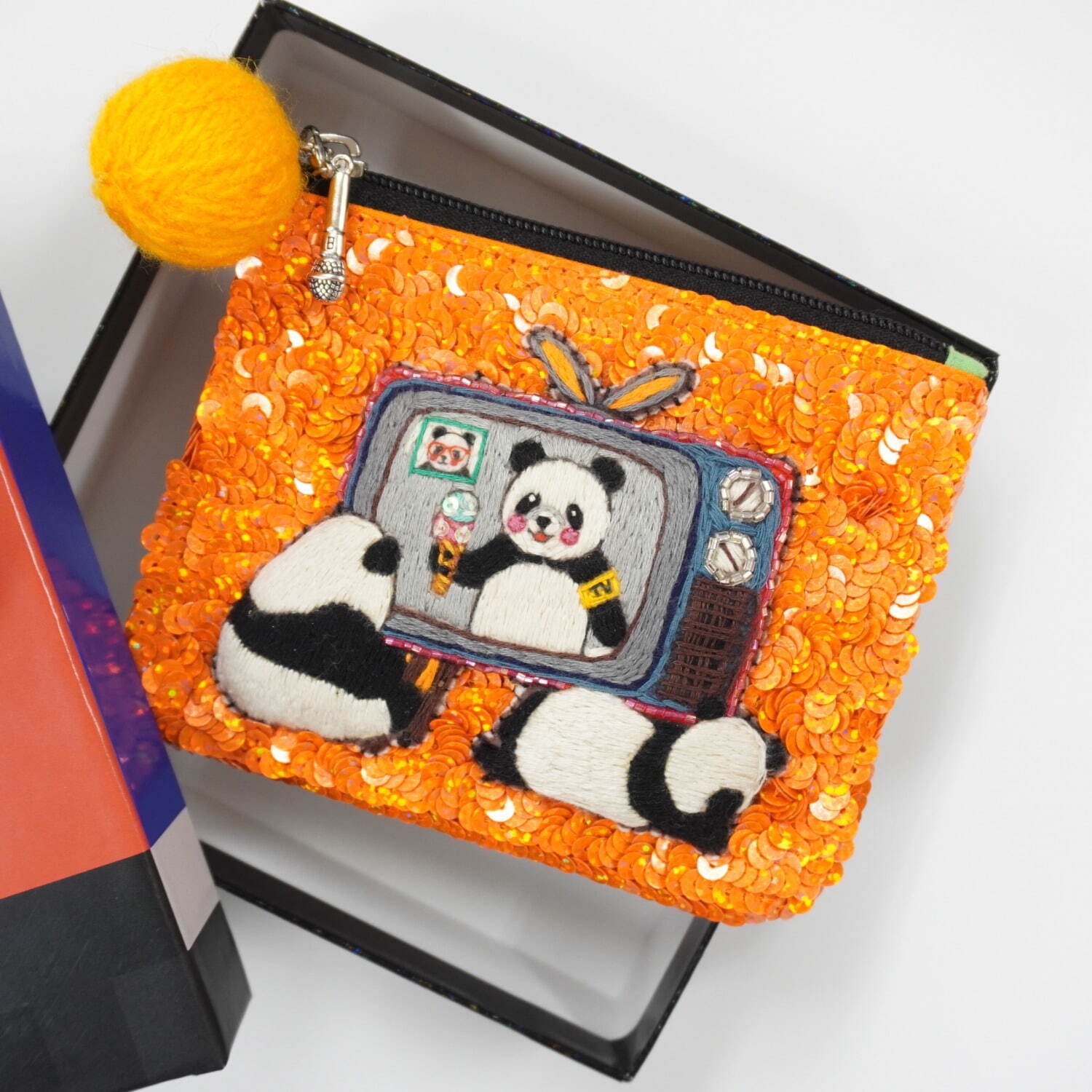 ミニチュアマイク付き“テレビパンダ”刺繍ポーチ、青山デカーボのプラザ