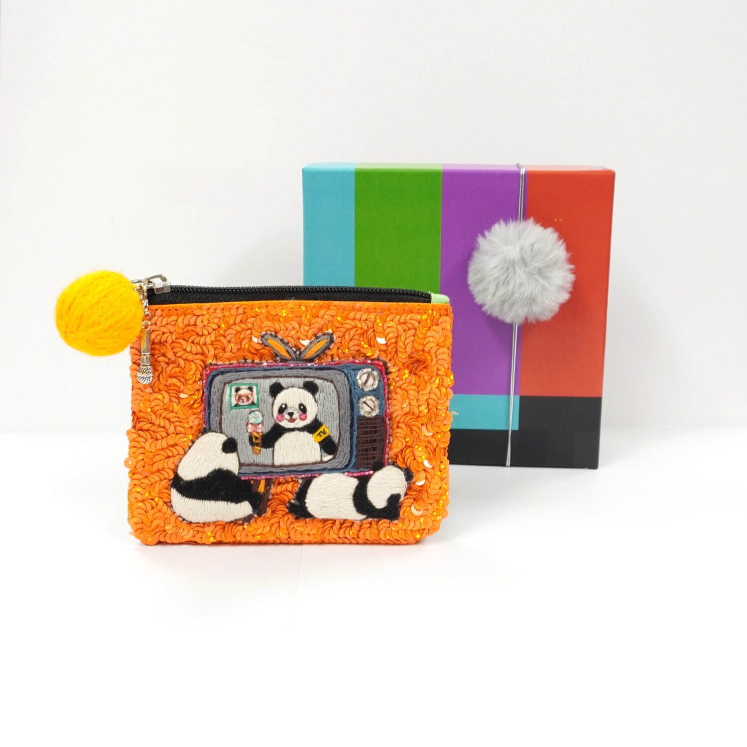 ミニチュアマイク付き“テレビパンダ”刺繍ポーチ、青山デカーボのプラザ