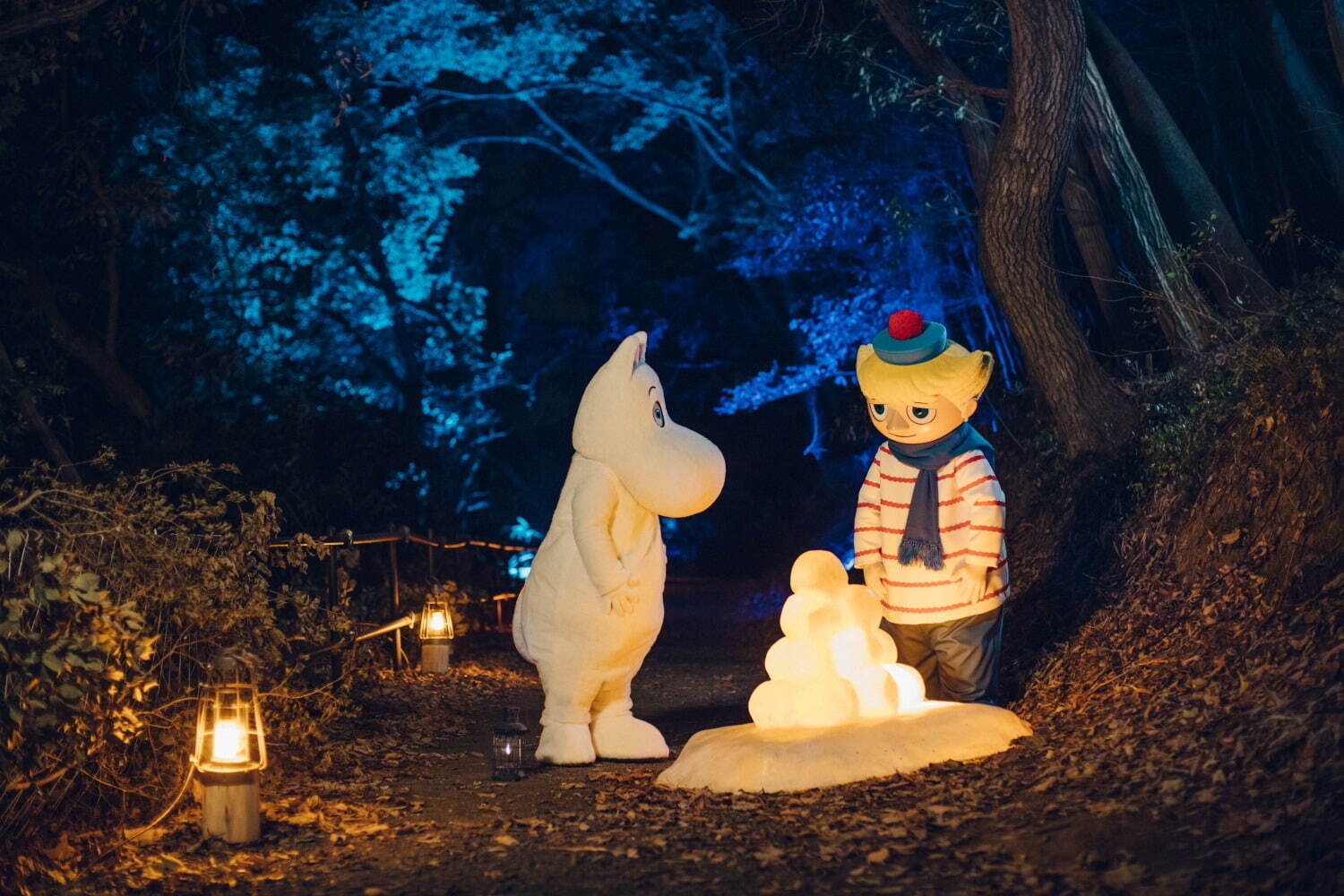 ムーミンバレーパークの冬イベント「ムーミン谷の冬花火」湖に打ち上がるカラフルな花火演出｜写真1