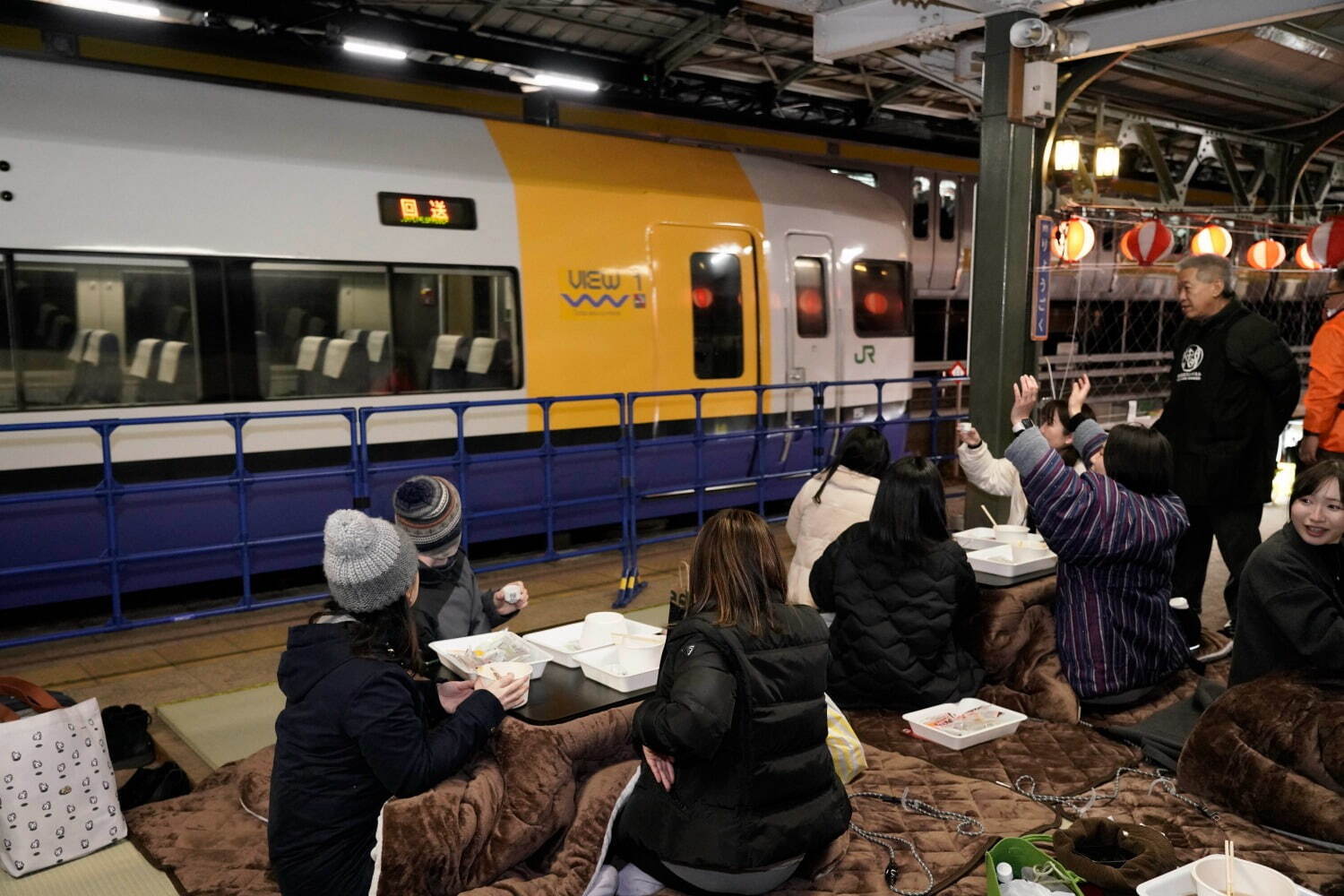 「おでんで熱燗ステーション」JR両国駅“幻のホーム”で、熱燗とおでんをこたつで楽しむ限定イベント｜写真8