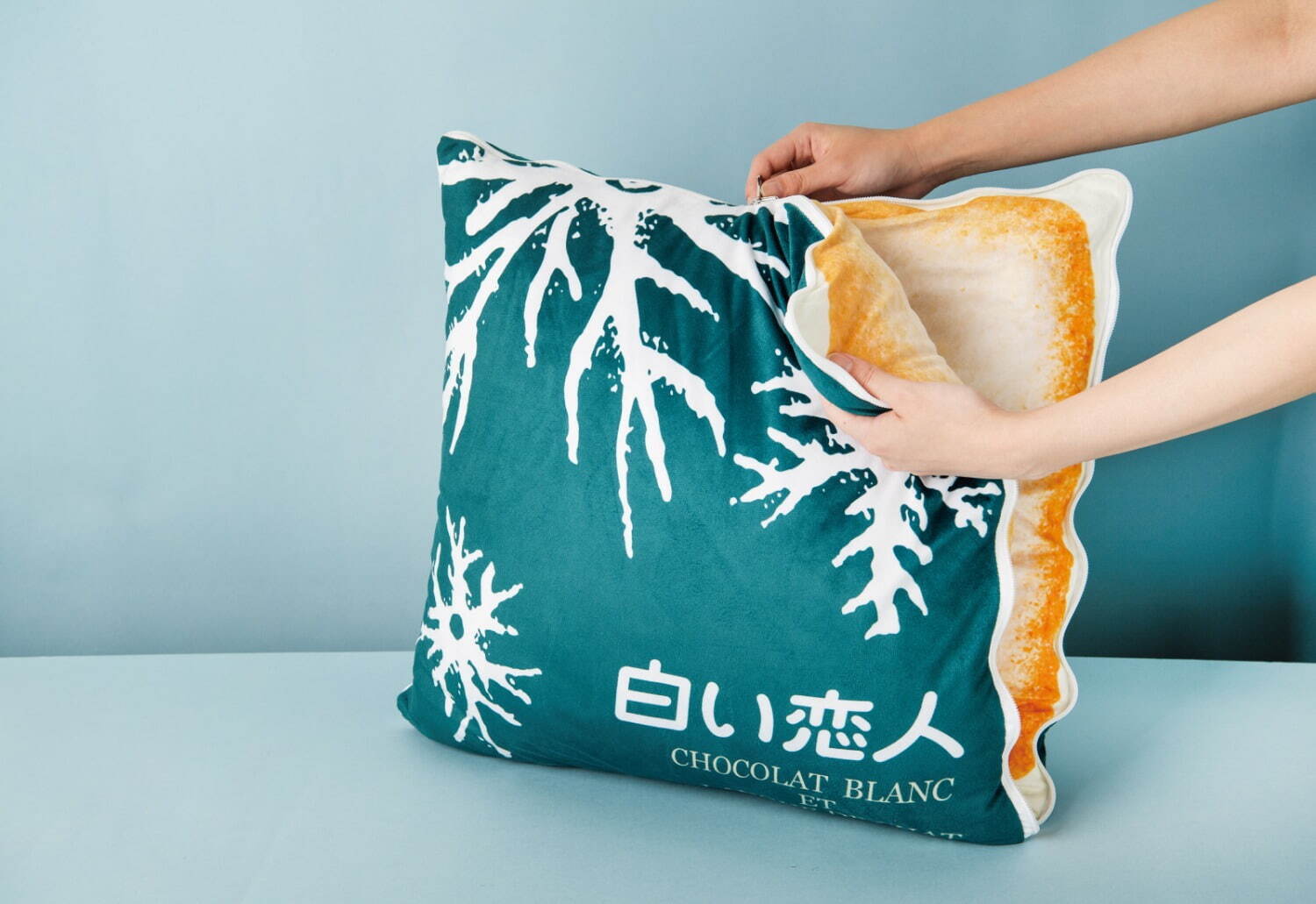 北海道銘菓「白い恋人」がクッションに、個包装パッケージ＆ラング・ド
