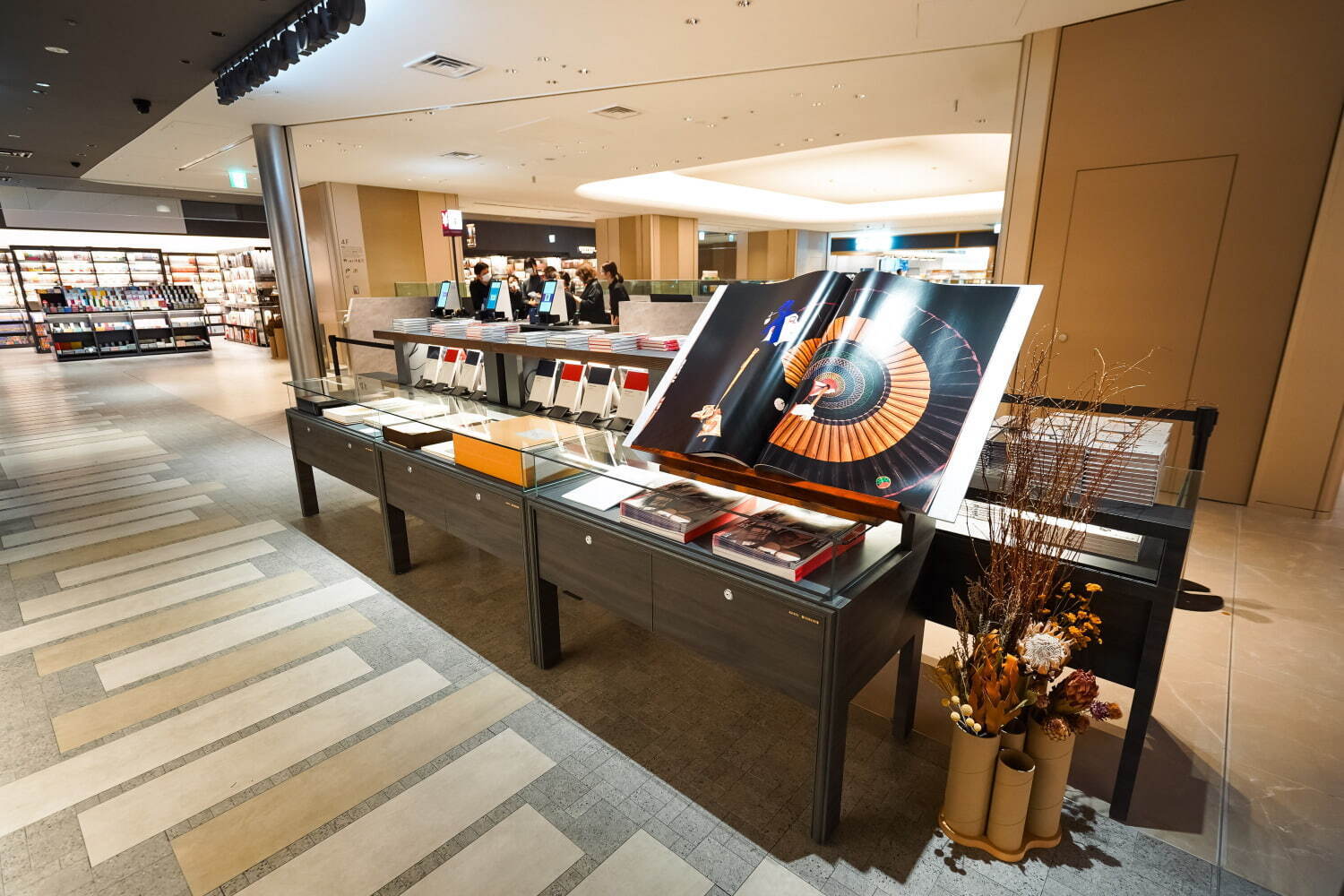 京都発「大垣書店」麻布台ヒルズに東京初出店、“喫茶店風カレー”のカフェやアートギャラリーを併設｜写真3