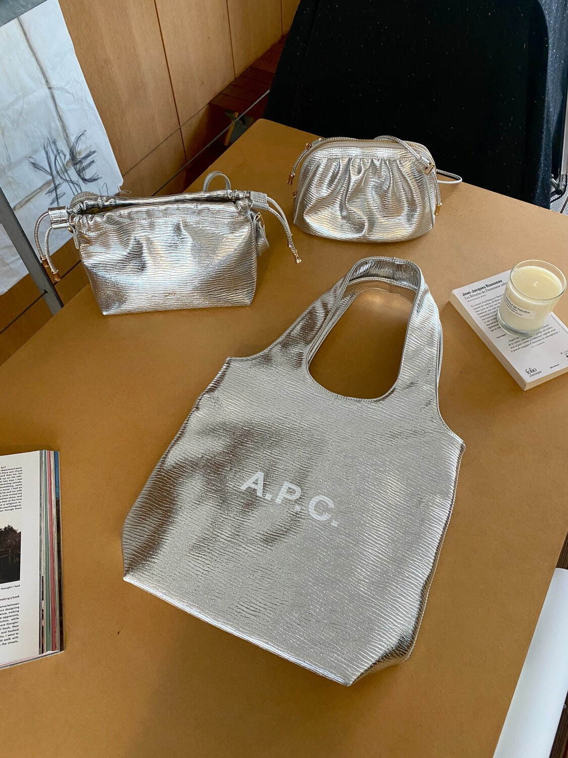 A.P.C.クリスマスコレクション2023、ロゴマフラー＆もこもこトートバッグなど“あったか”冬小物｜写真14