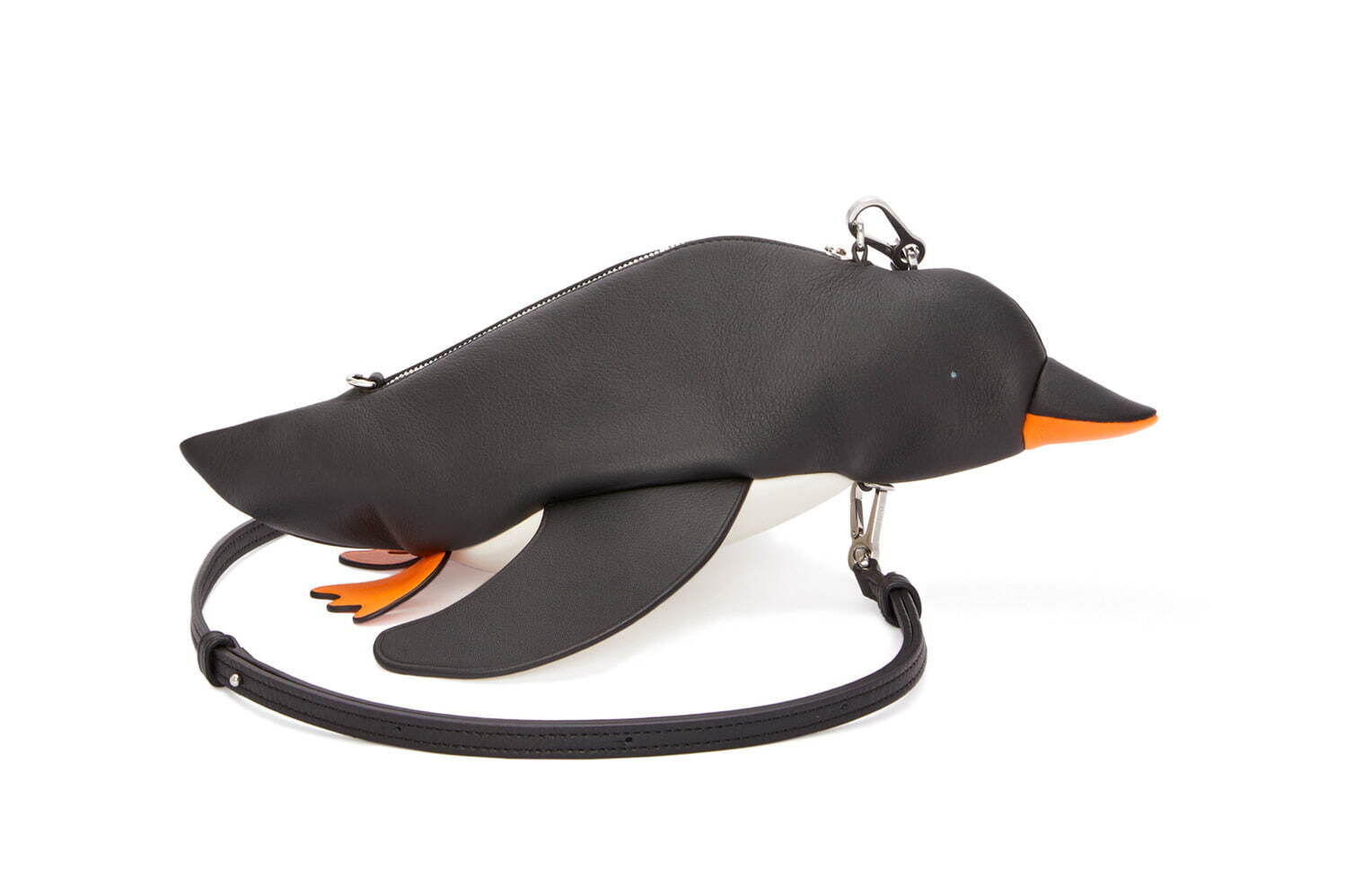 ロエベ×「スナ・フジタ」の新作バッグ、カーフレザーの“ペンギン”や 