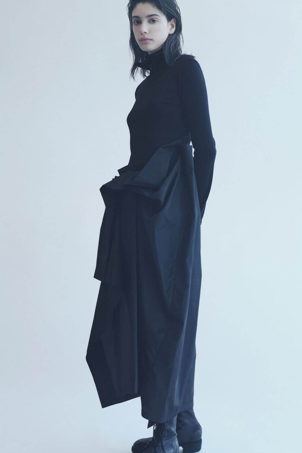ヨウジヤマモトのウィメンズ新作、“オールブラック”の左右非対称ドレス