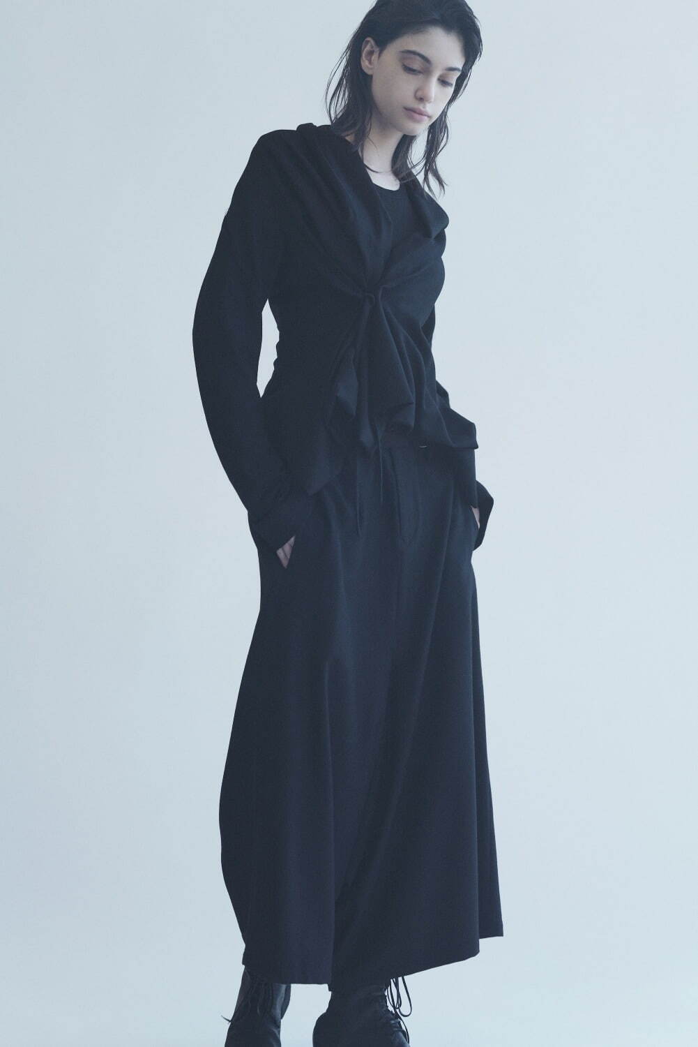 ヨウジヤマモトのウィメンズ新作、“オールブラック”の左右非対称ドレスやオールインワン｜写真1