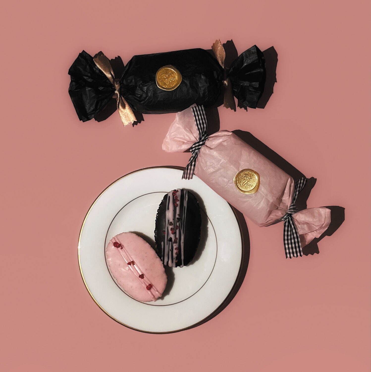 フィリーチョコレート“キャンディ包装”のフィナンシェ、チョコorストロベリーコーティングの2種｜写真1