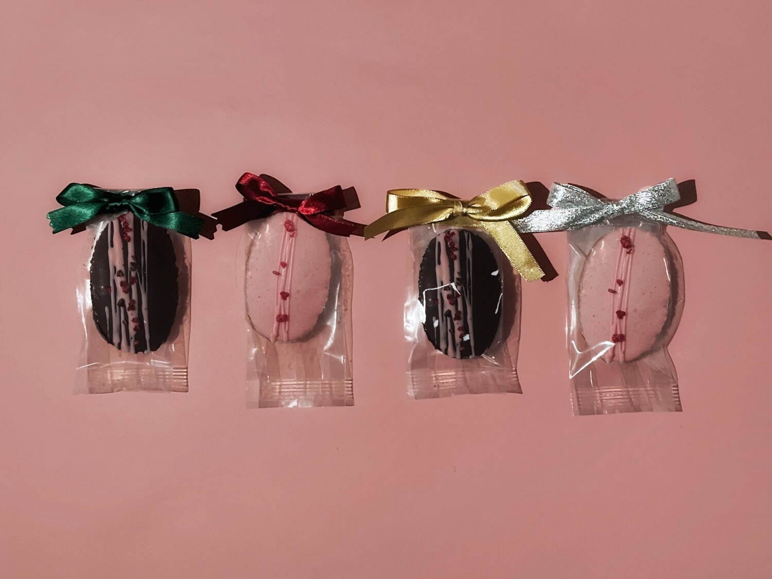 フィリーチョコレート“キャンディ包装”のフィナンシェ、チョコorストロベリーコーティングの2種｜写真5