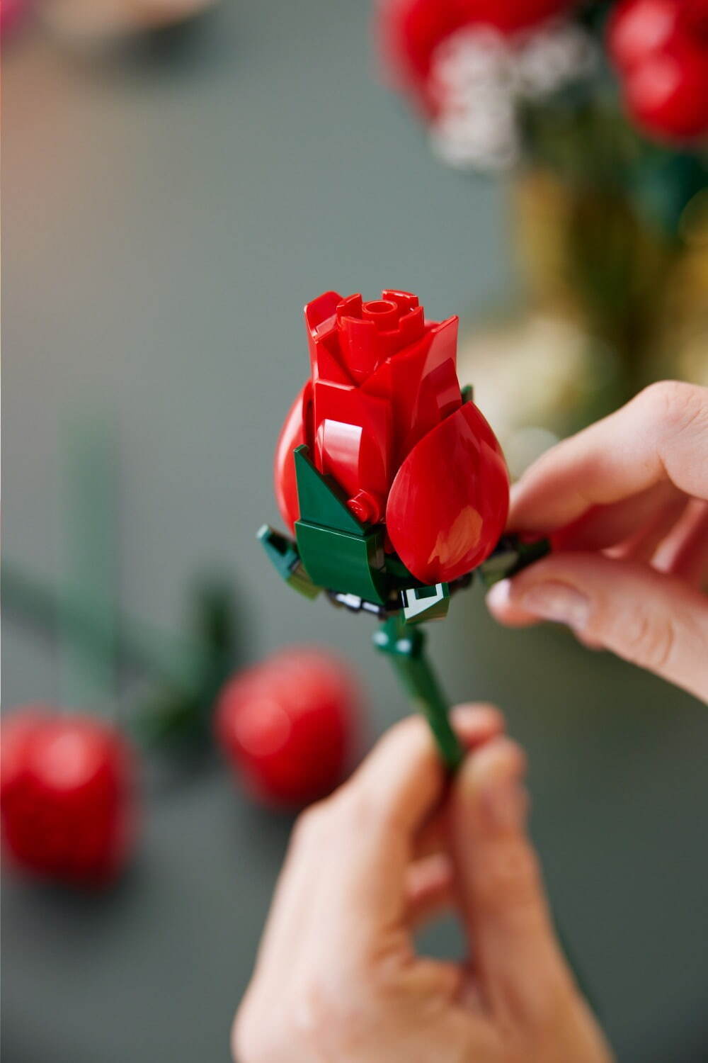 バラのブーケ”の大人レゴ、満開・五分咲き・蕾の赤いバラ12本