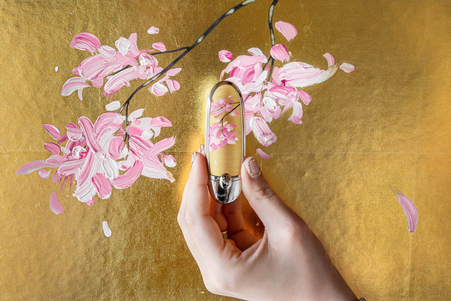 ゲラン「日本の桜」着想の24年春リップ、“花びらが舞う”金箔風ケース ...
